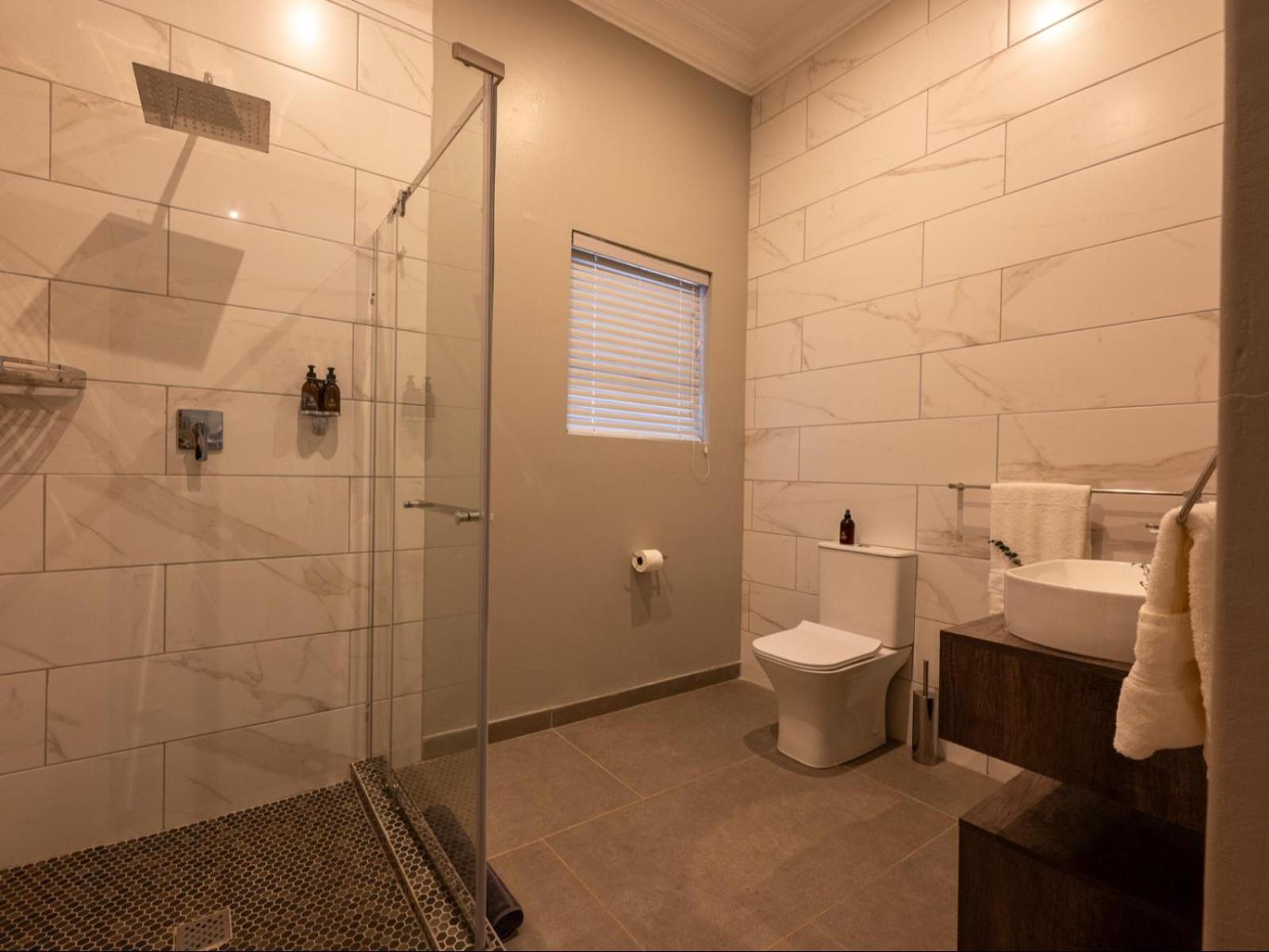 Deluxe Queen Suite - Photo 2