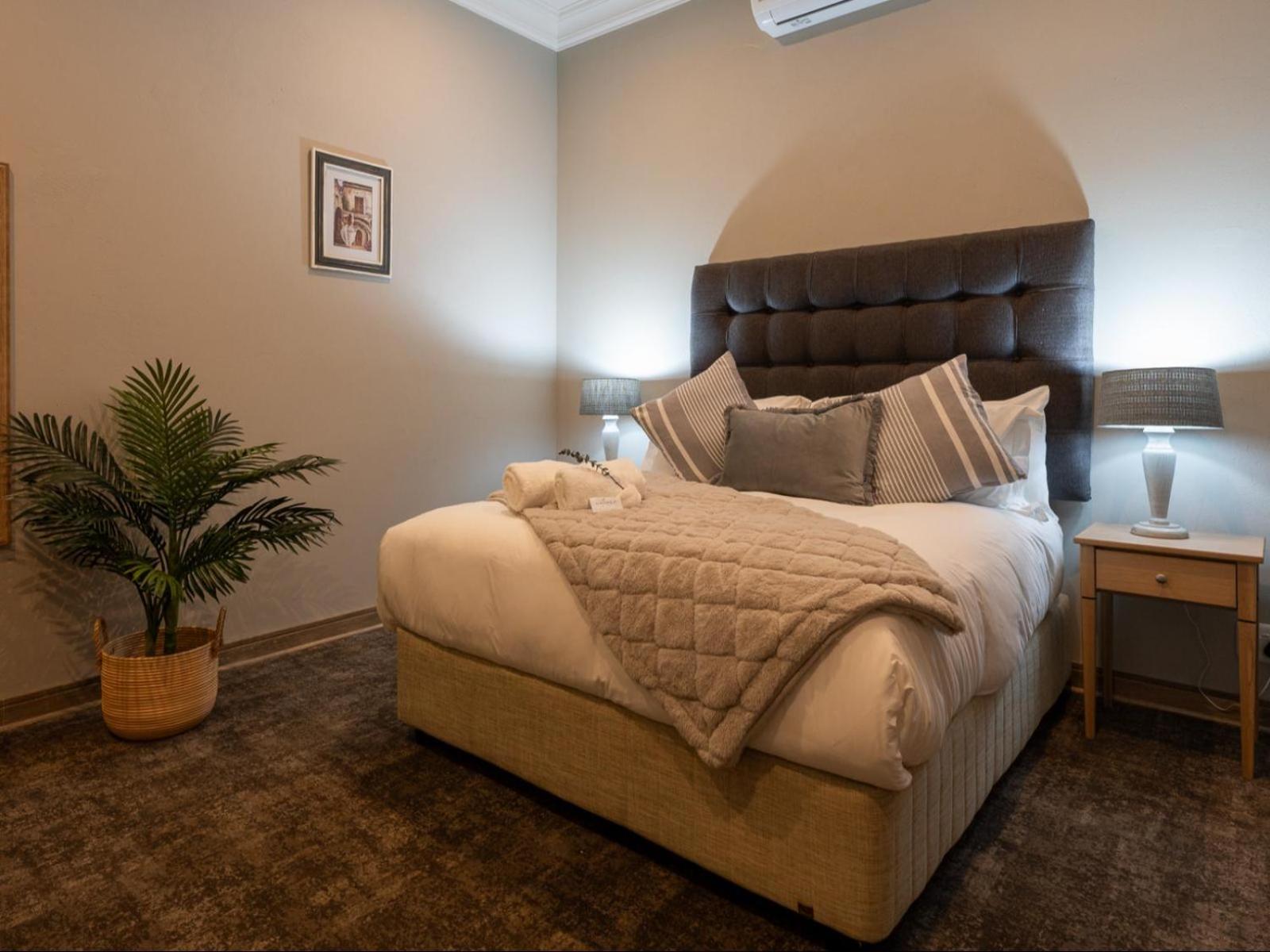 Deluxe Queen Suite - Photo 8