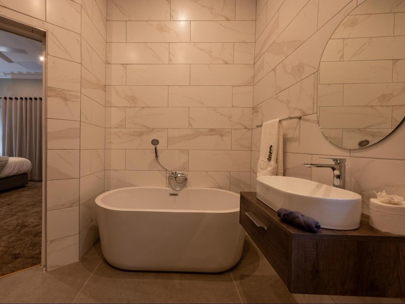 Deluxe King Suite - Photo 6