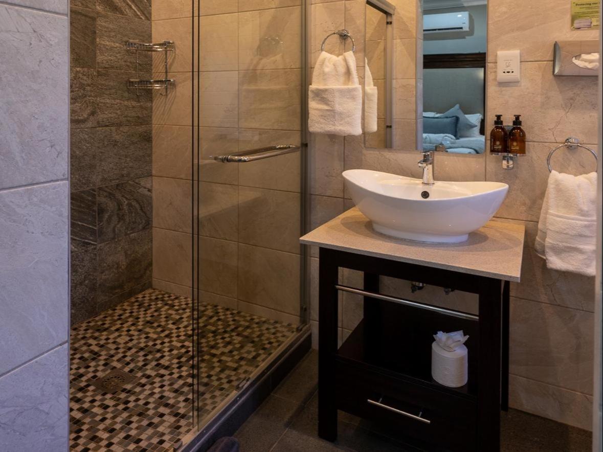 Luxury Queen Room - Photo 3