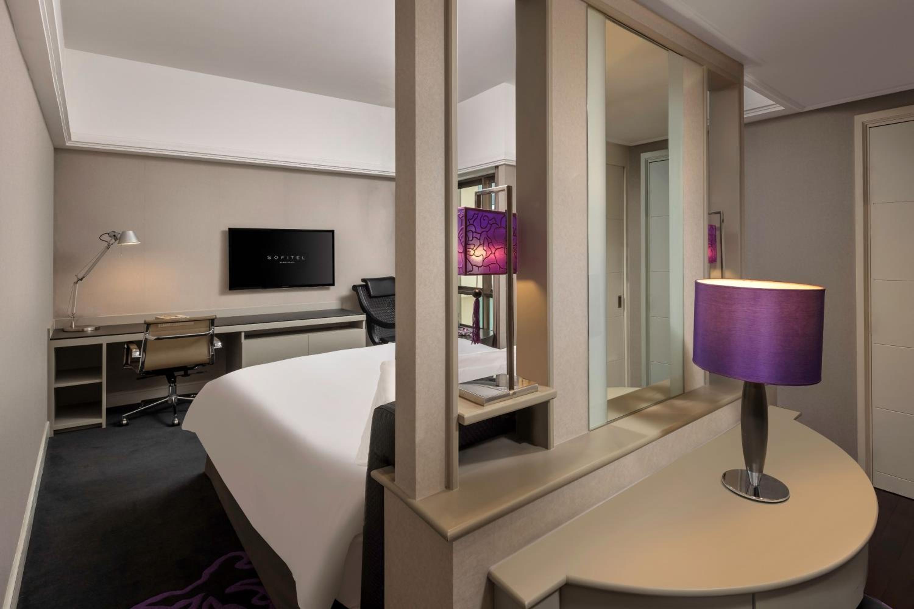Classic King Room with City View photo 2