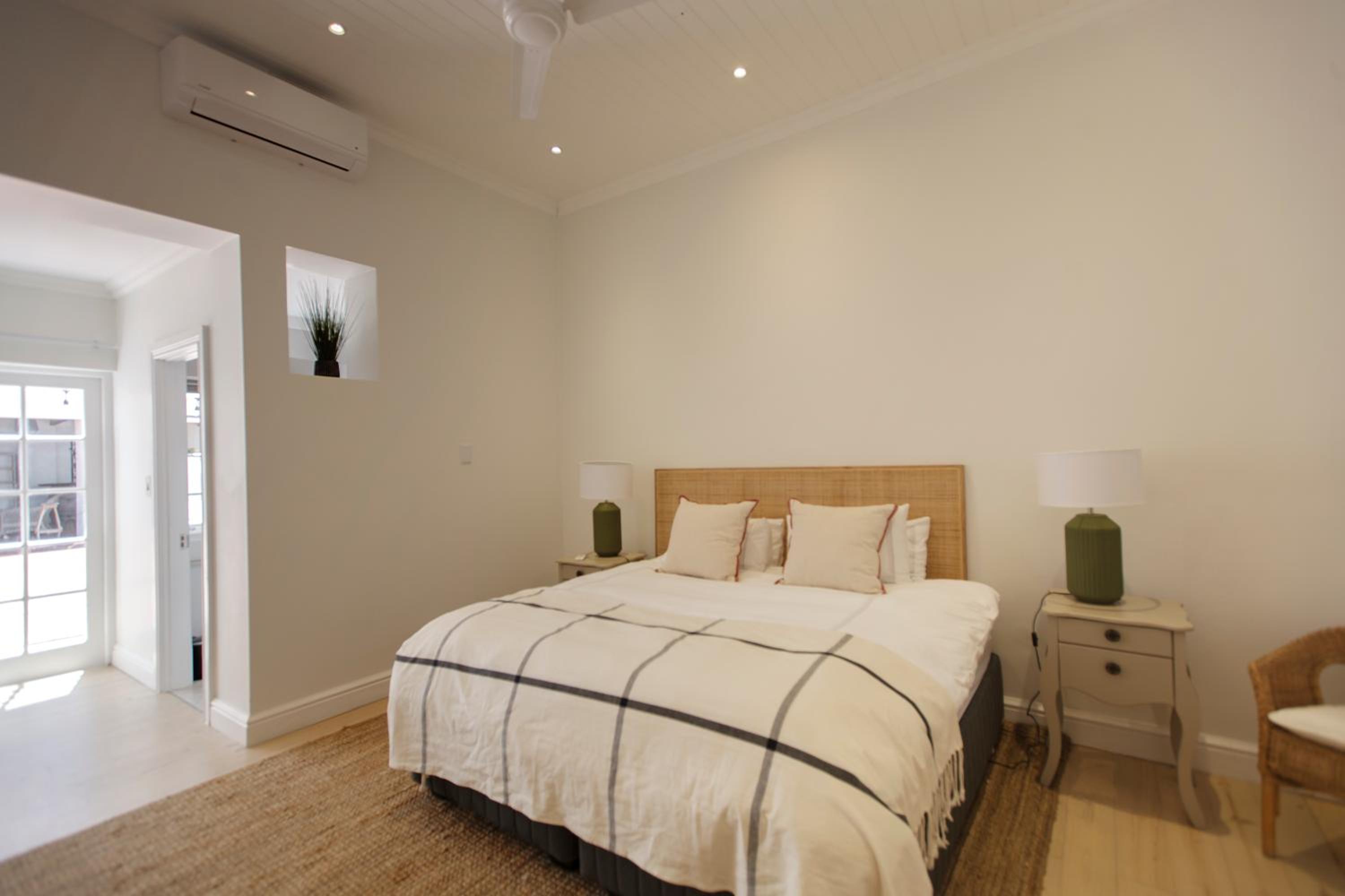Five-Bedroom House - Photo 1