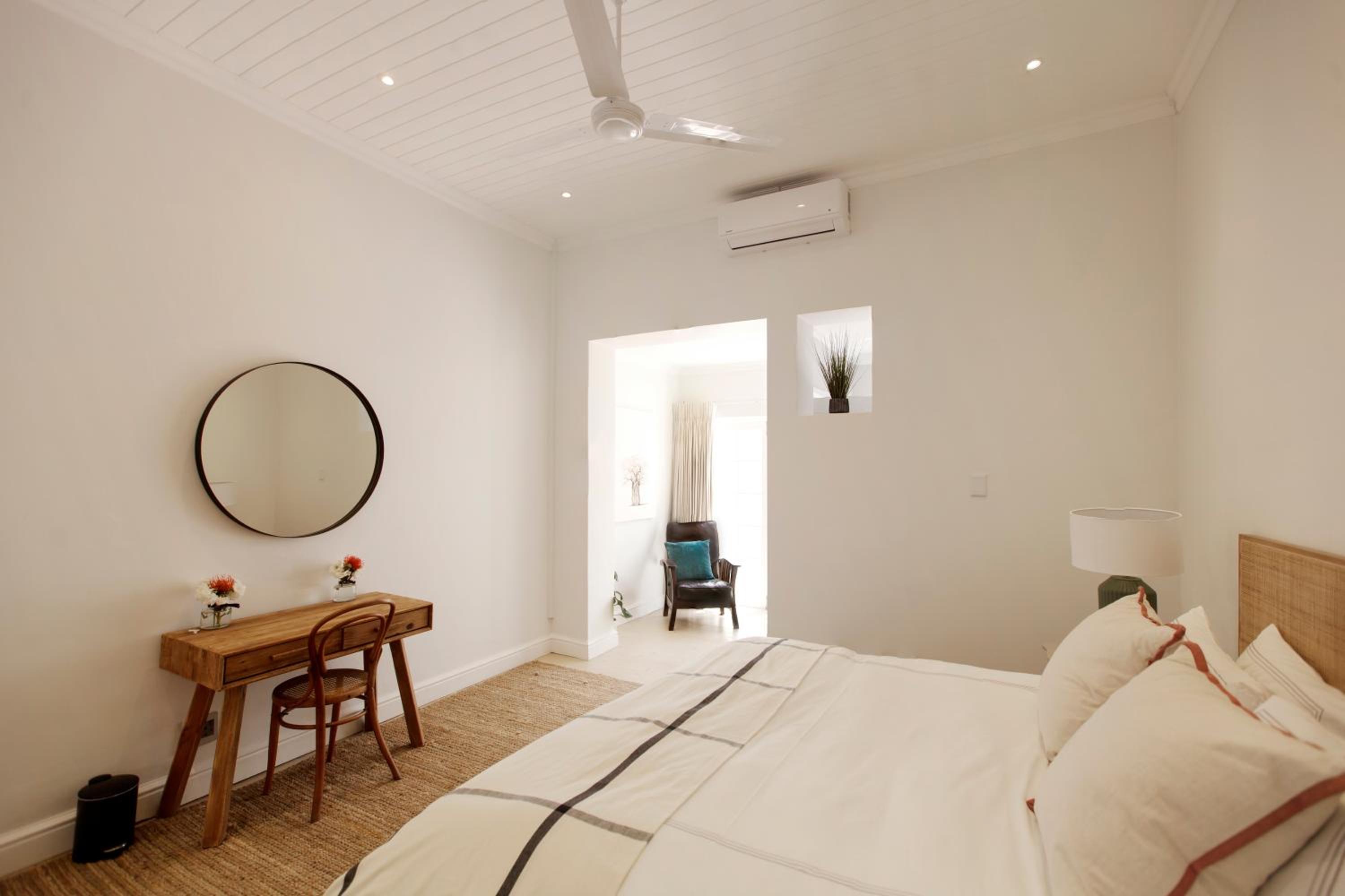 Five-Bedroom House - Photo 31