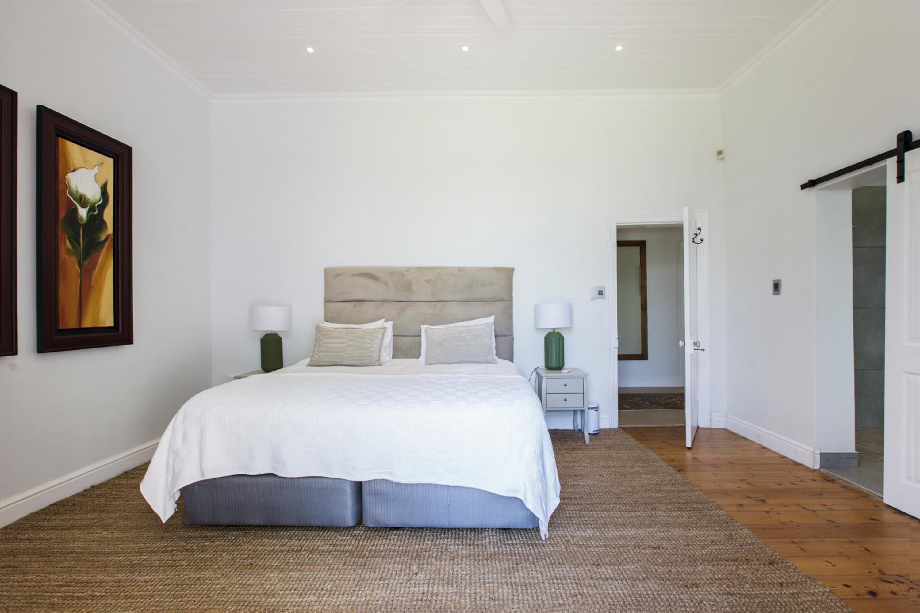 Five-Bedroom House - Photo 29