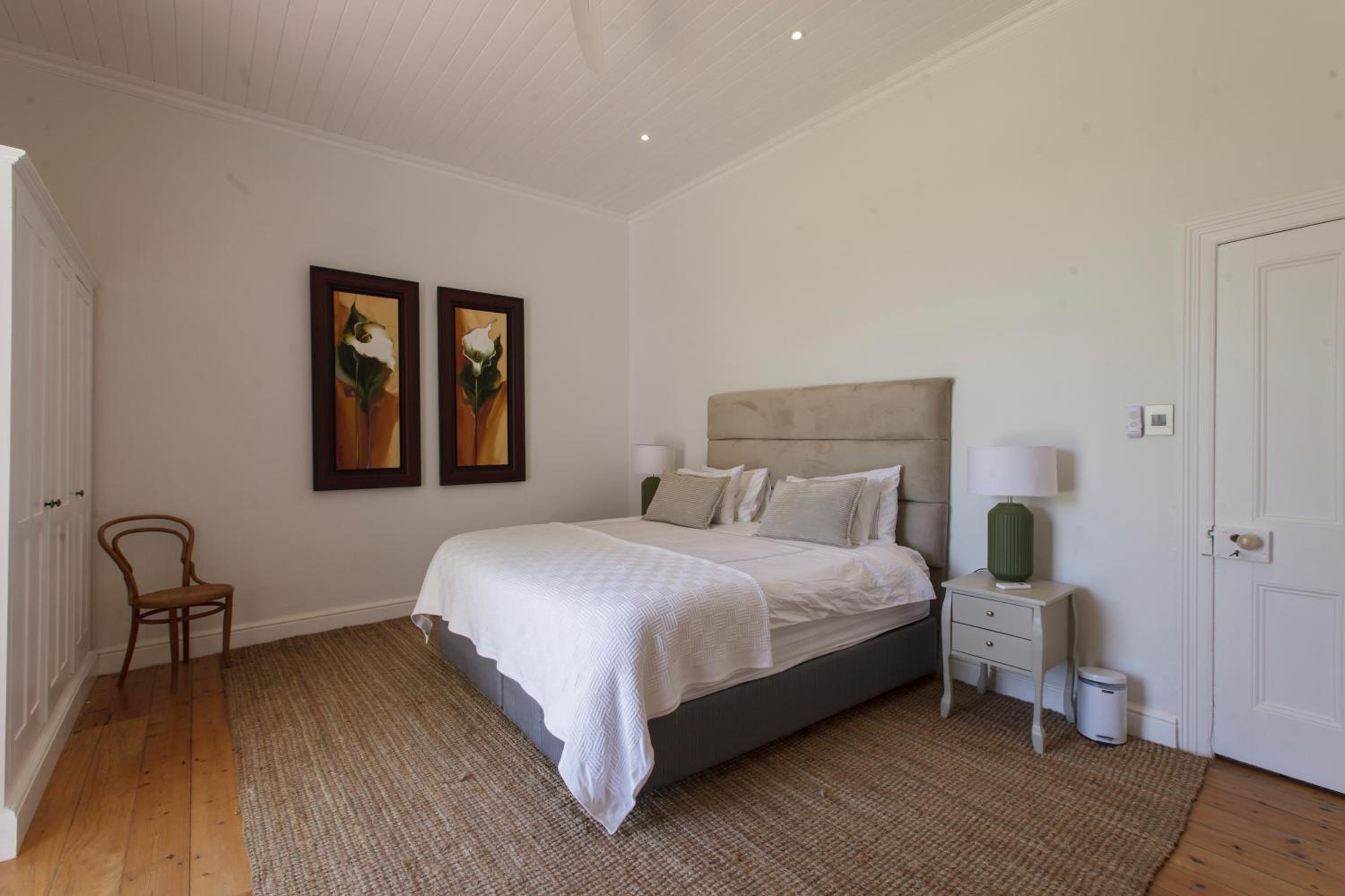 Five-Bedroom House - Photo 6