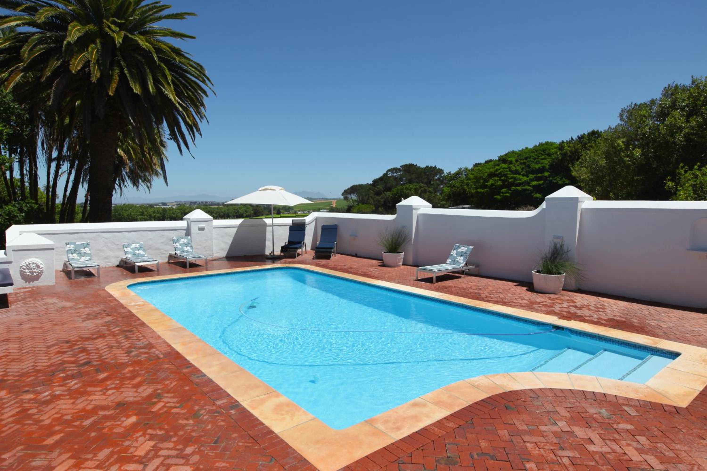 Five-Bedroom House - Photo 28