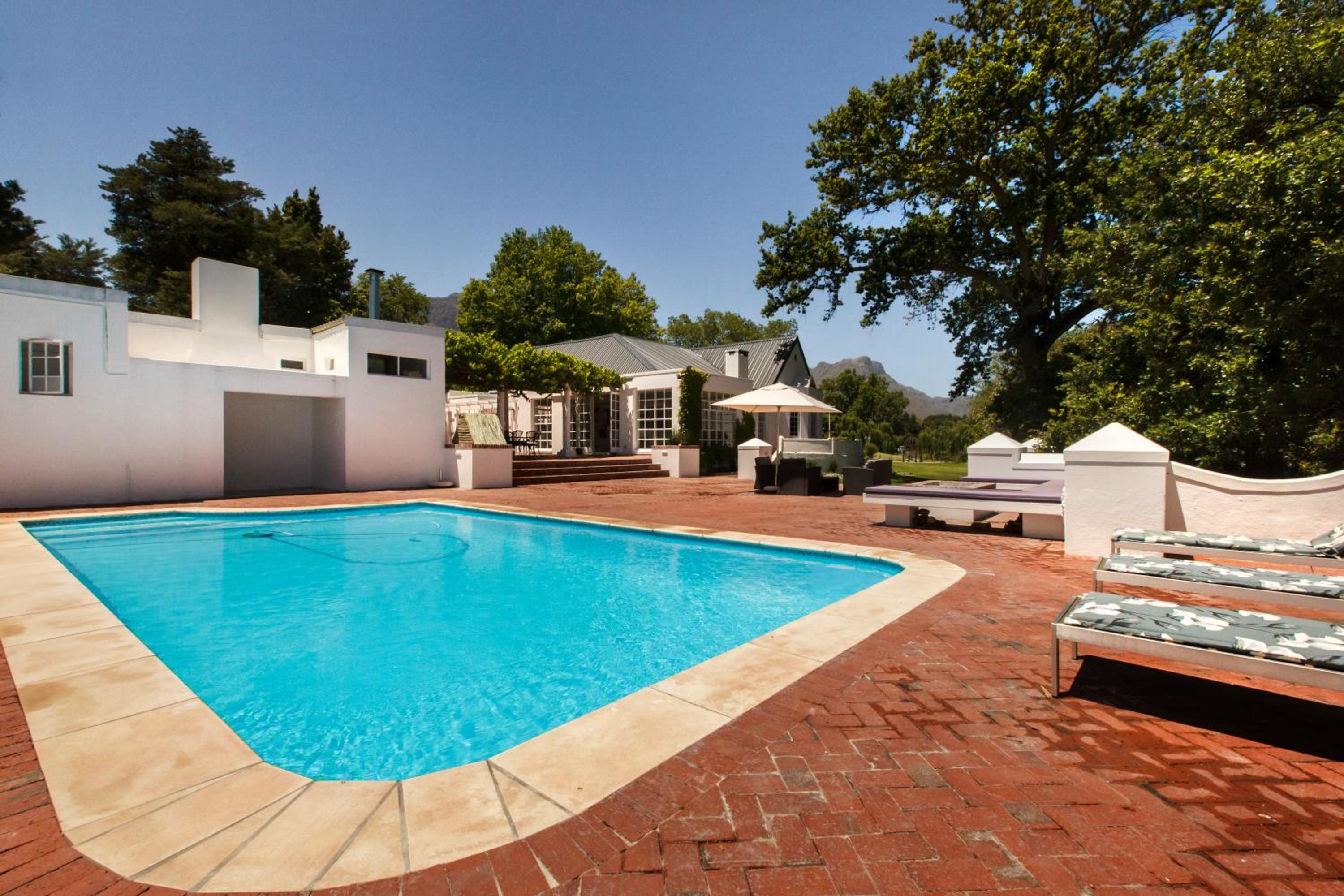 Five-Bedroom House - Photo 25