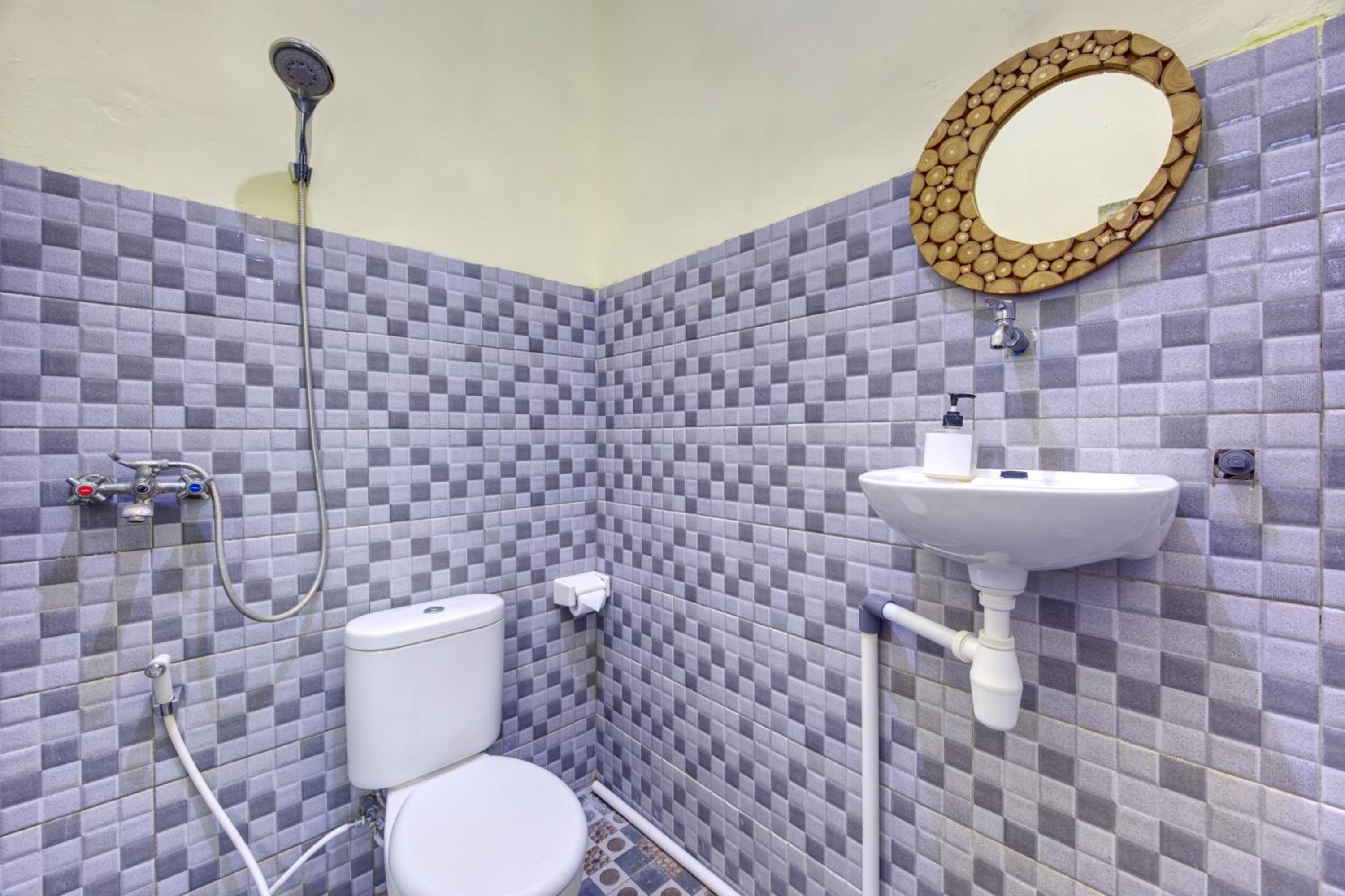 Double Room with Private Bathroom - Photo 4