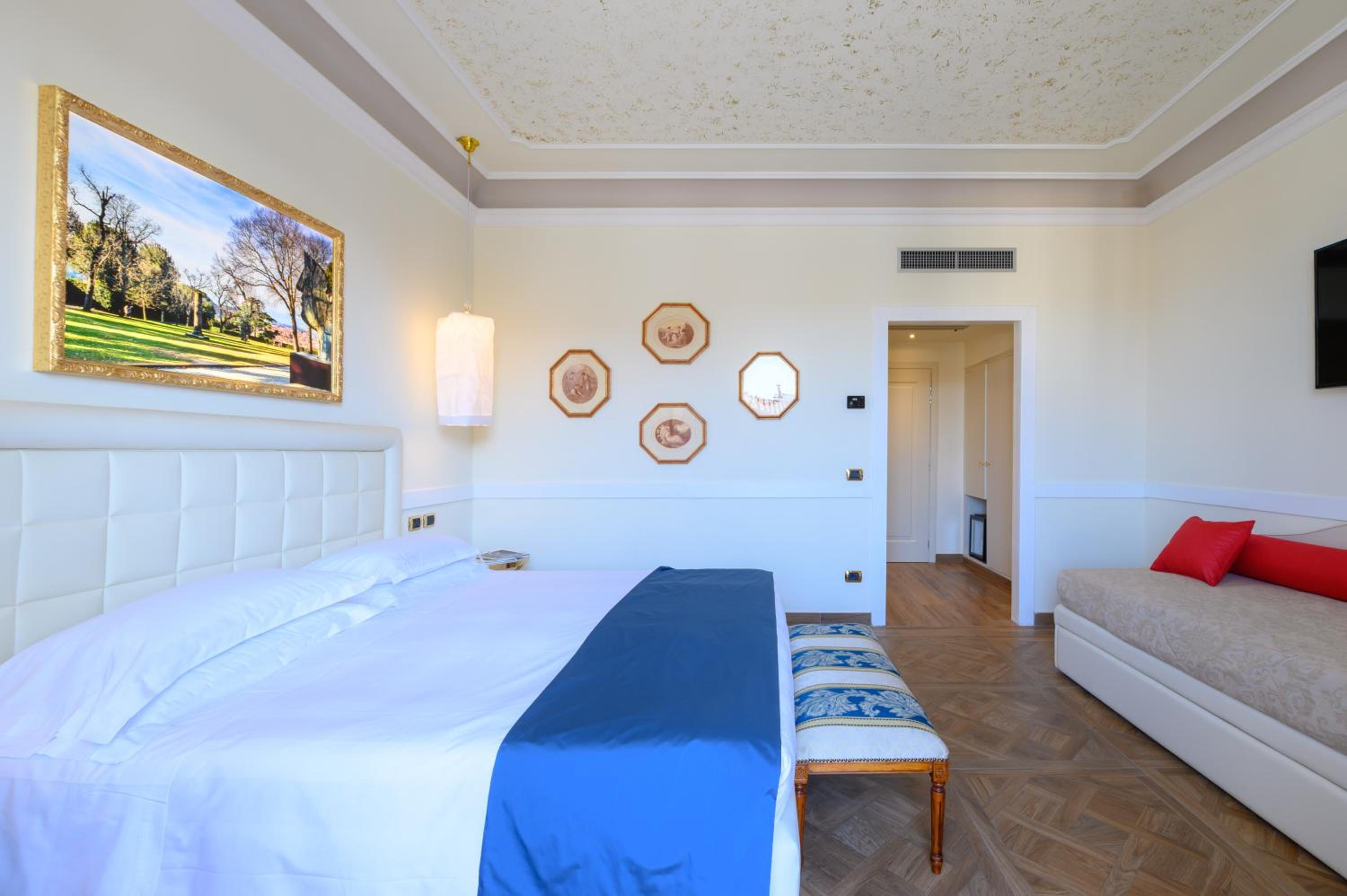 Deluxe Double or Twin Room with Balcony - Photo 6