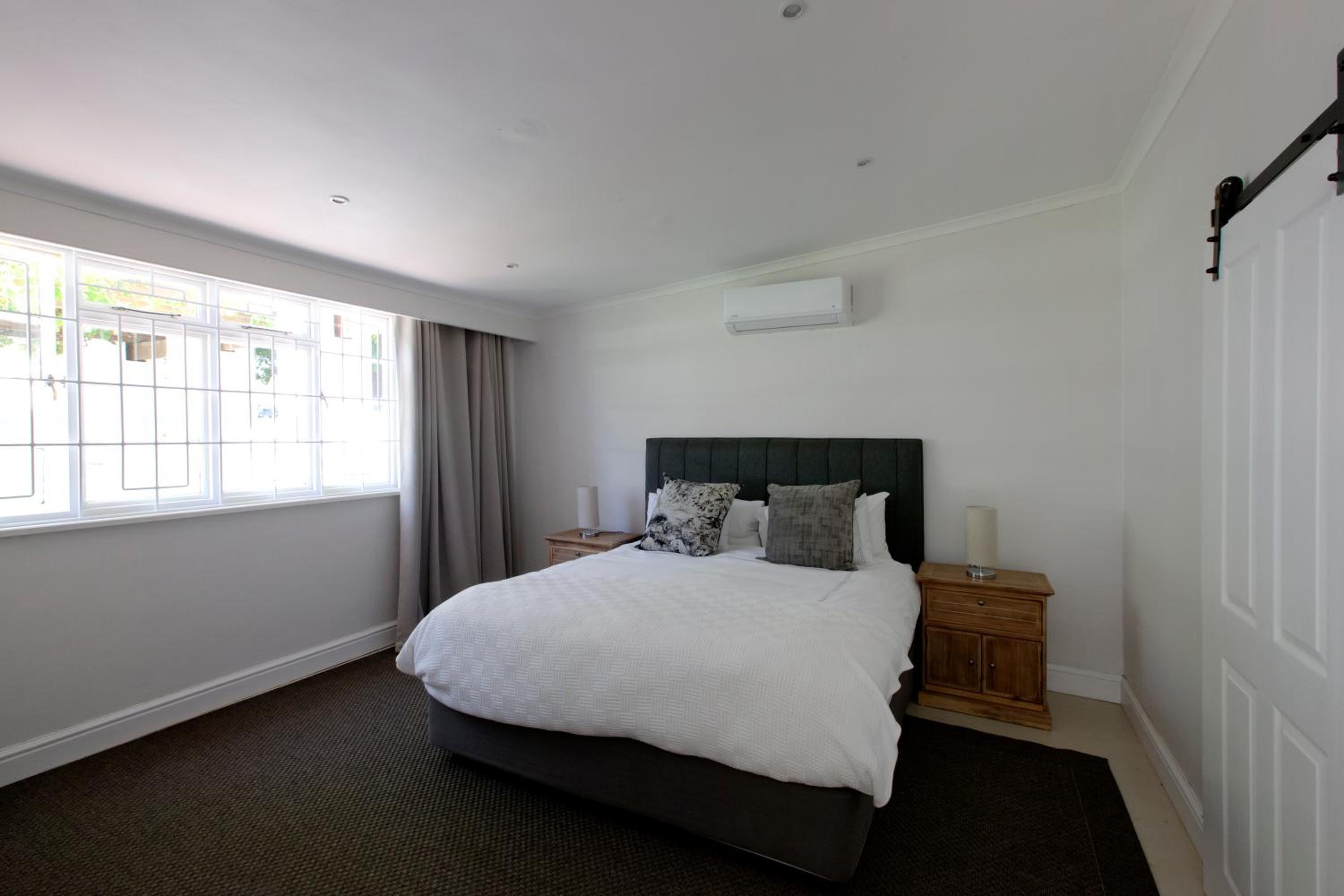 Five-Bedroom House - Photo 20