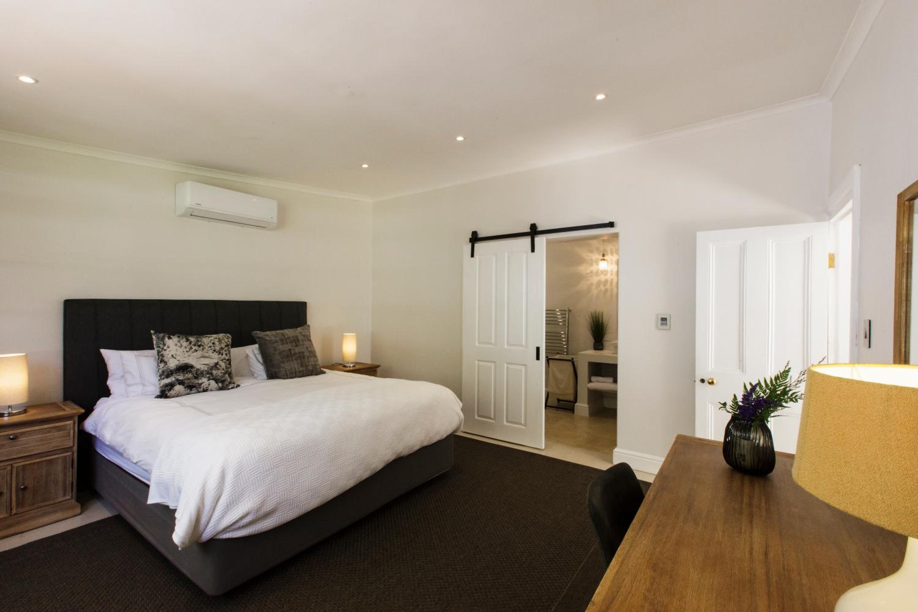 Five-Bedroom House - Photo 21