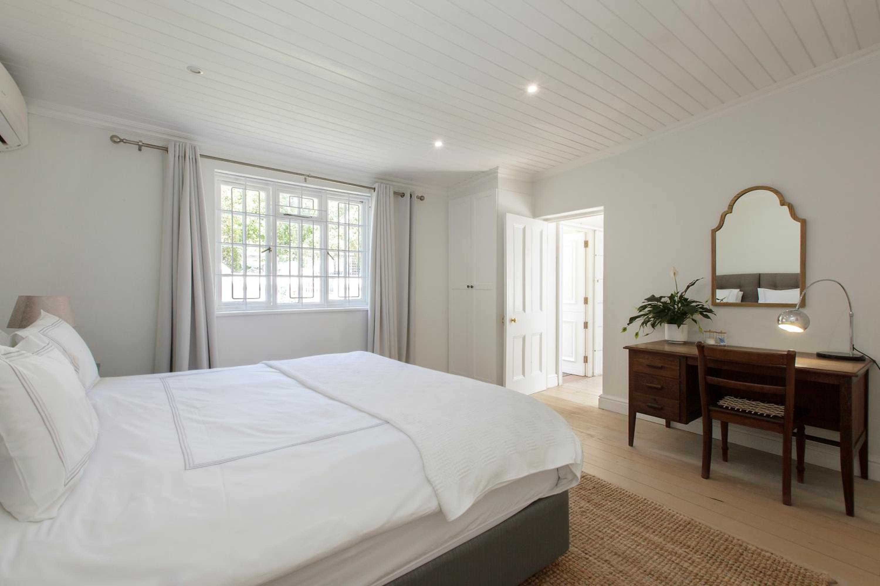Five-Bedroom House - Photo 22