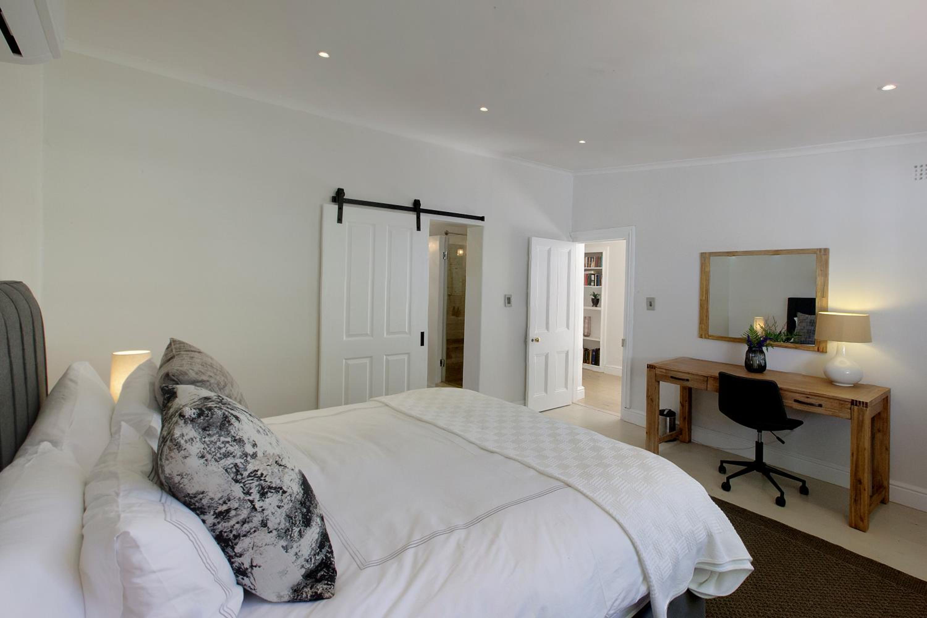 Five-Bedroom House - Photo 4