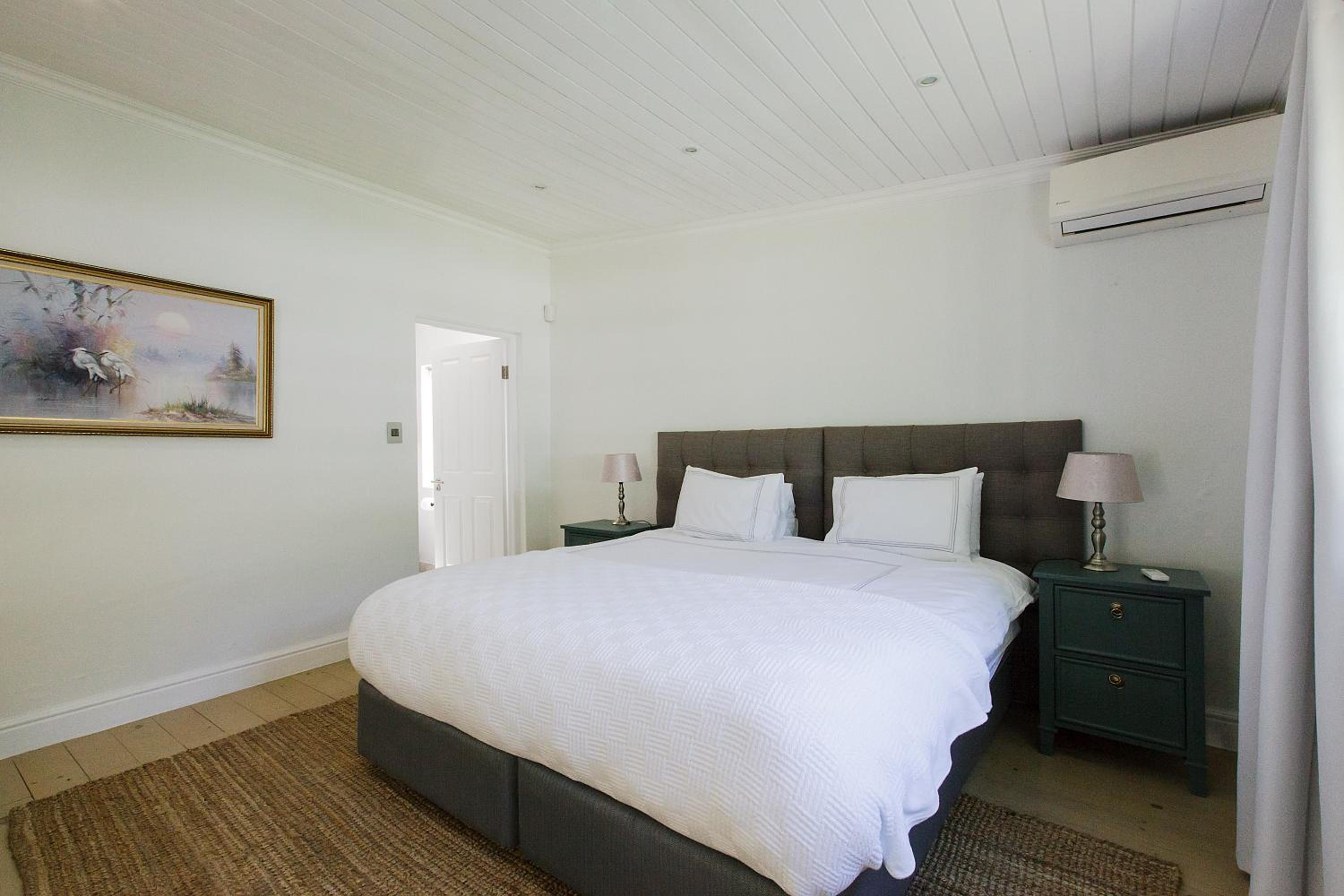 Five-Bedroom House - Photo 5