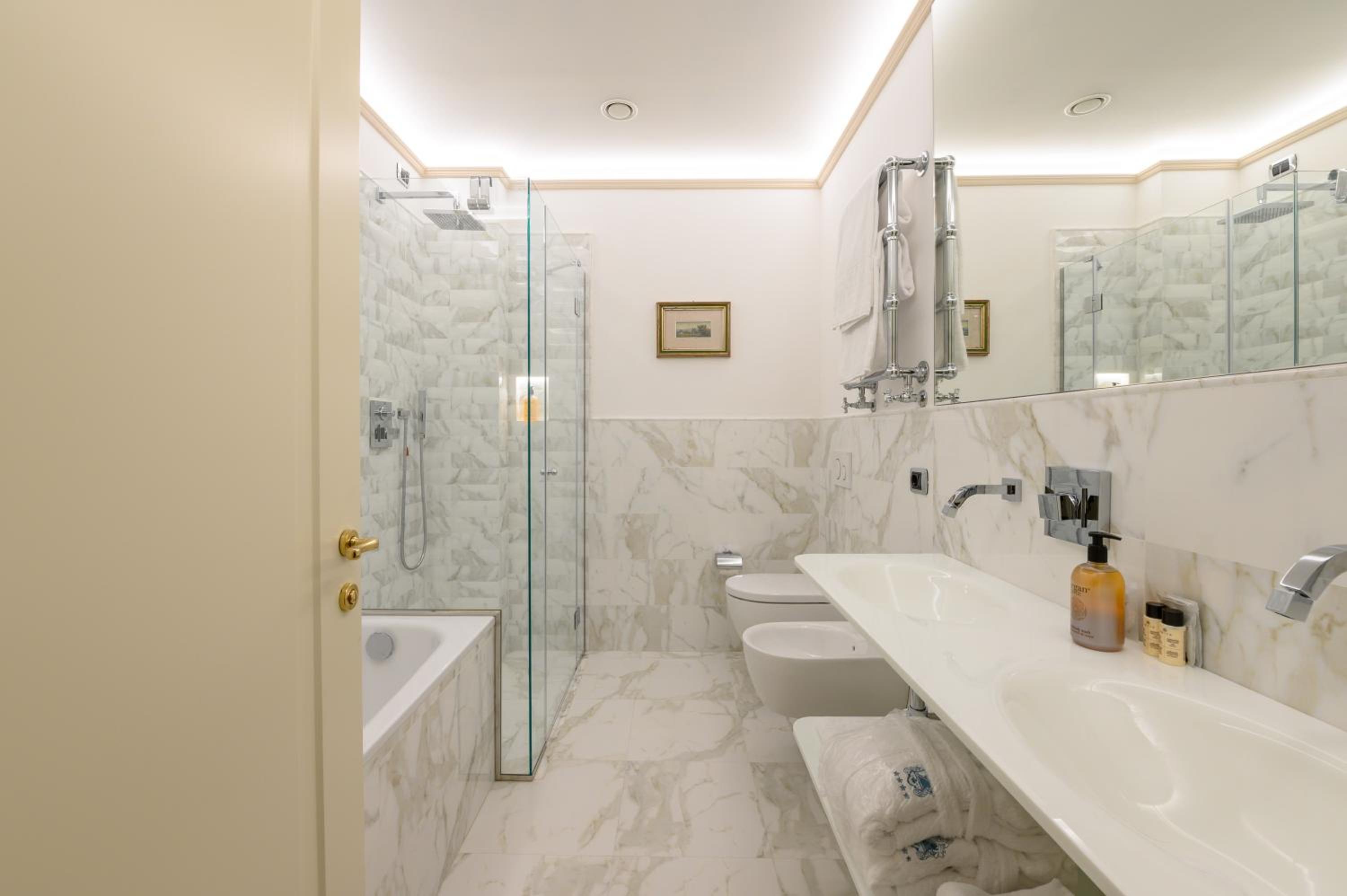Deluxe Double or Twin Room with Balcony - Photo 7