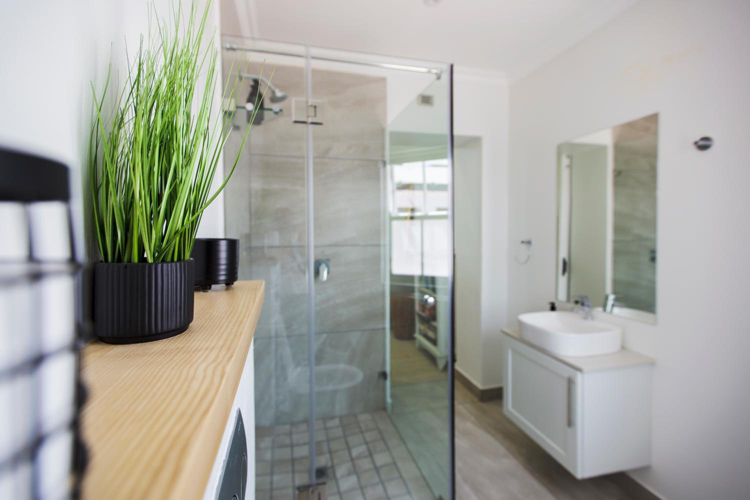Five-Bedroom House - Photo 9
