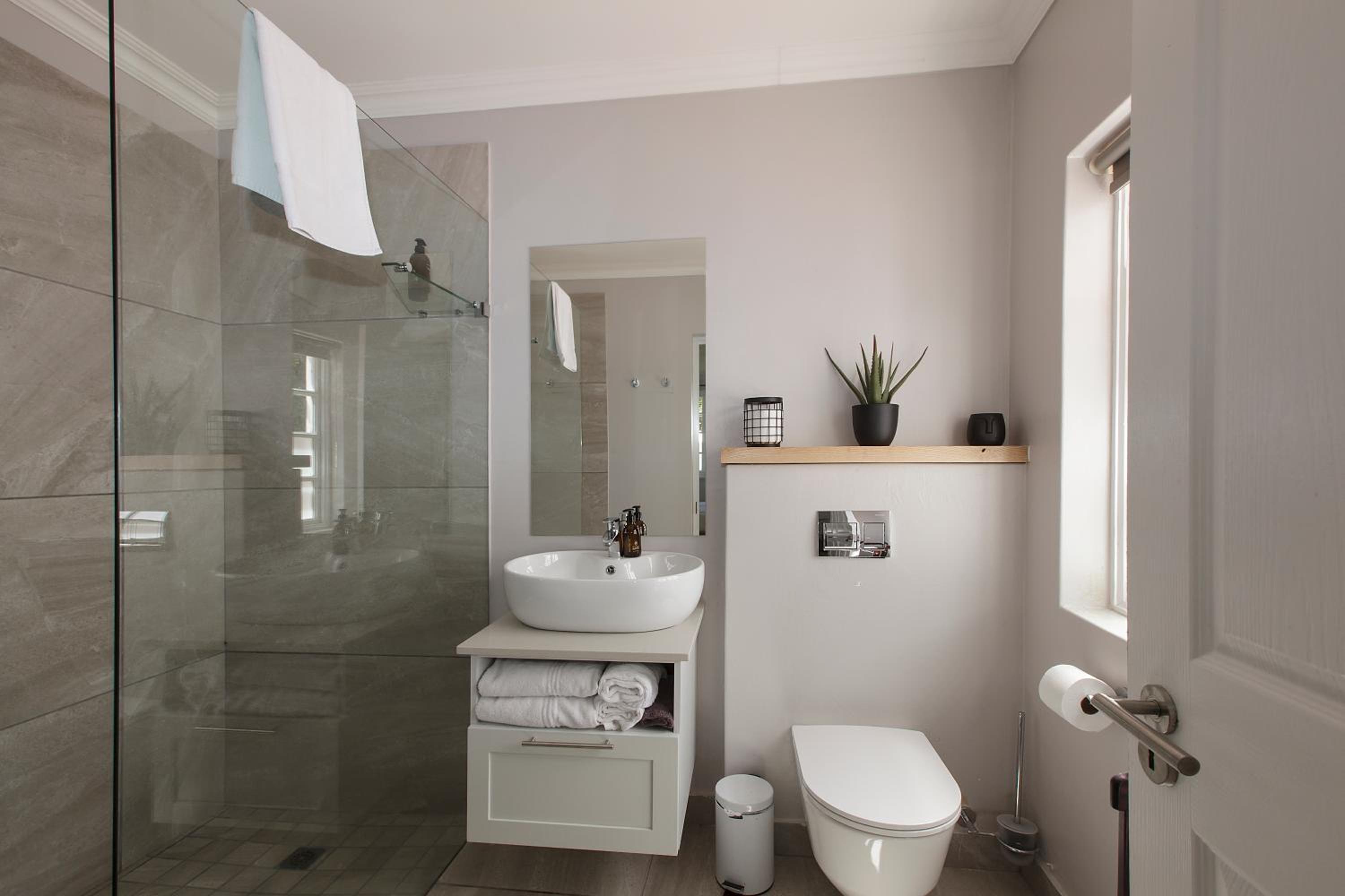 Five-Bedroom House - Photo 11