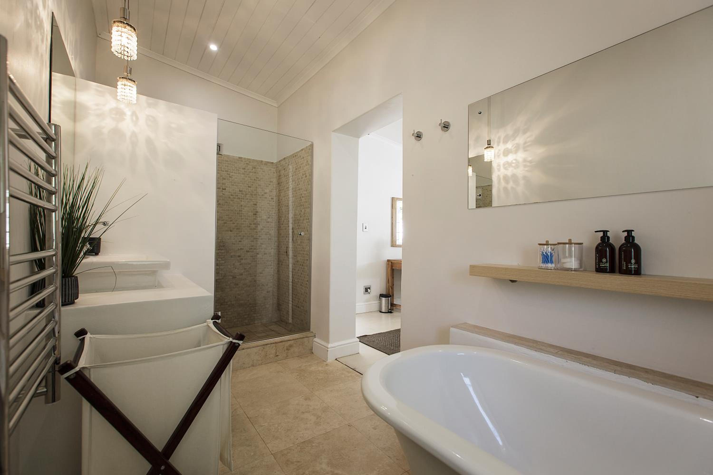 Five-Bedroom House - Photo 15