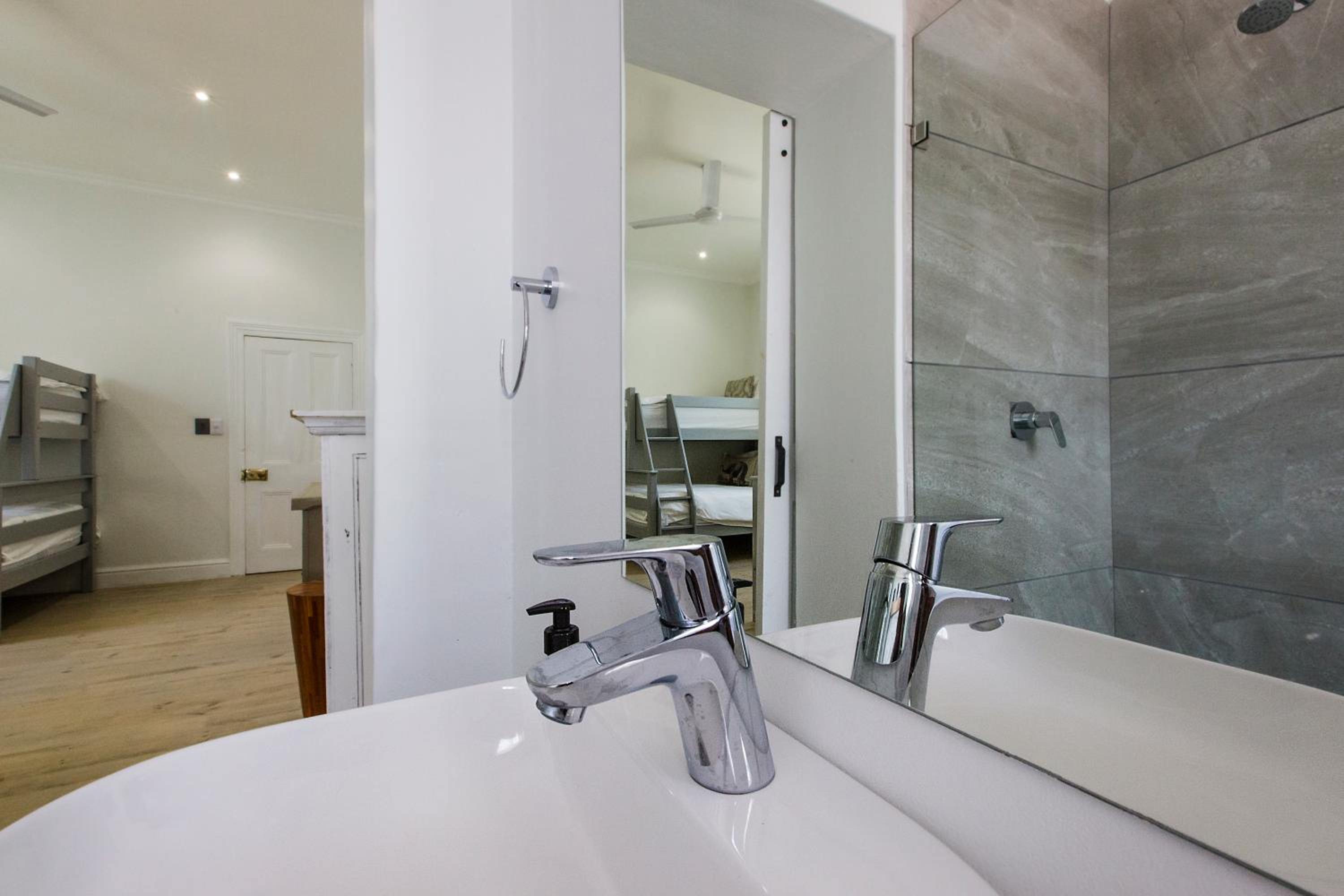 Five-Bedroom House - Photo 16
