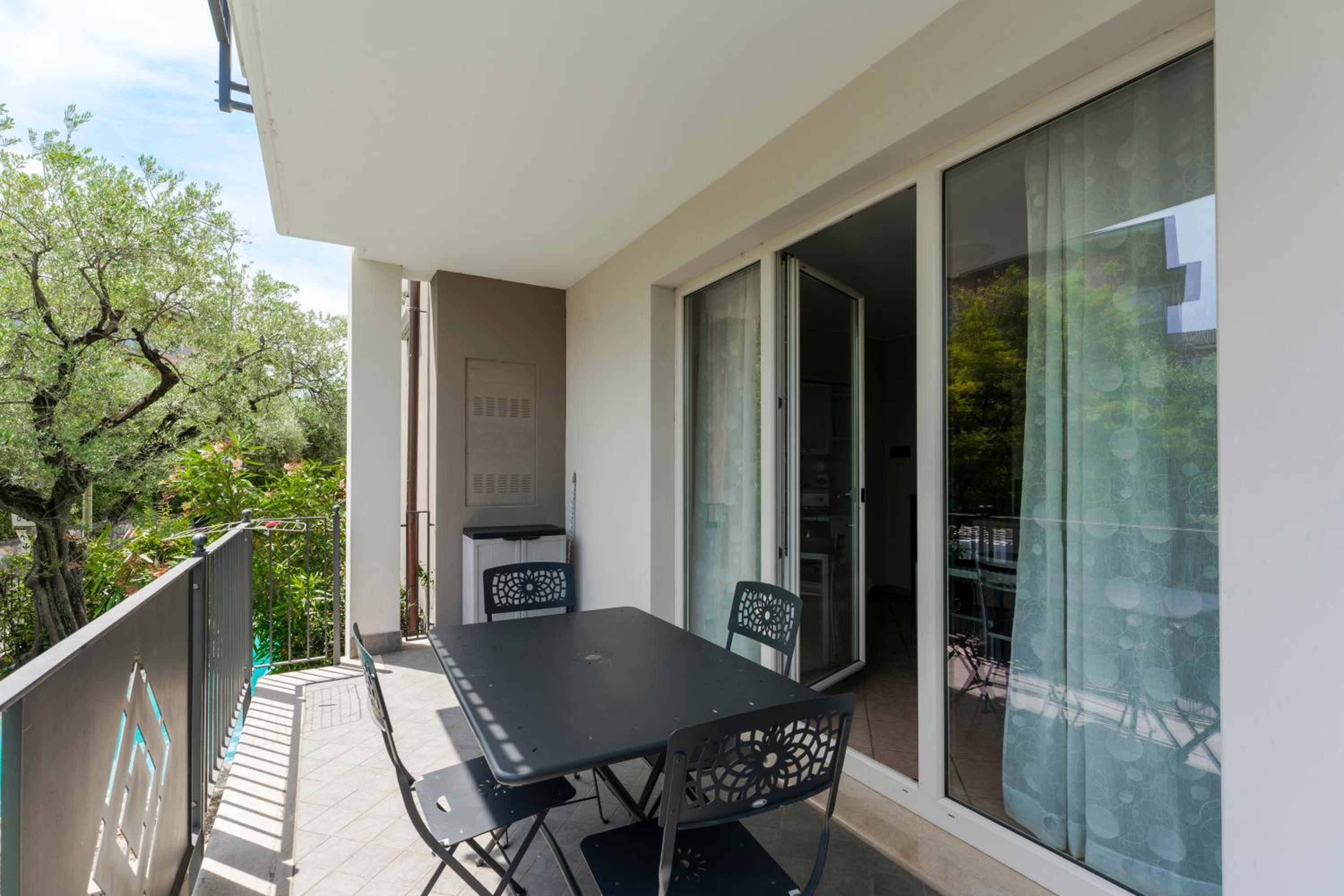 Apartment with Balcony photo 3