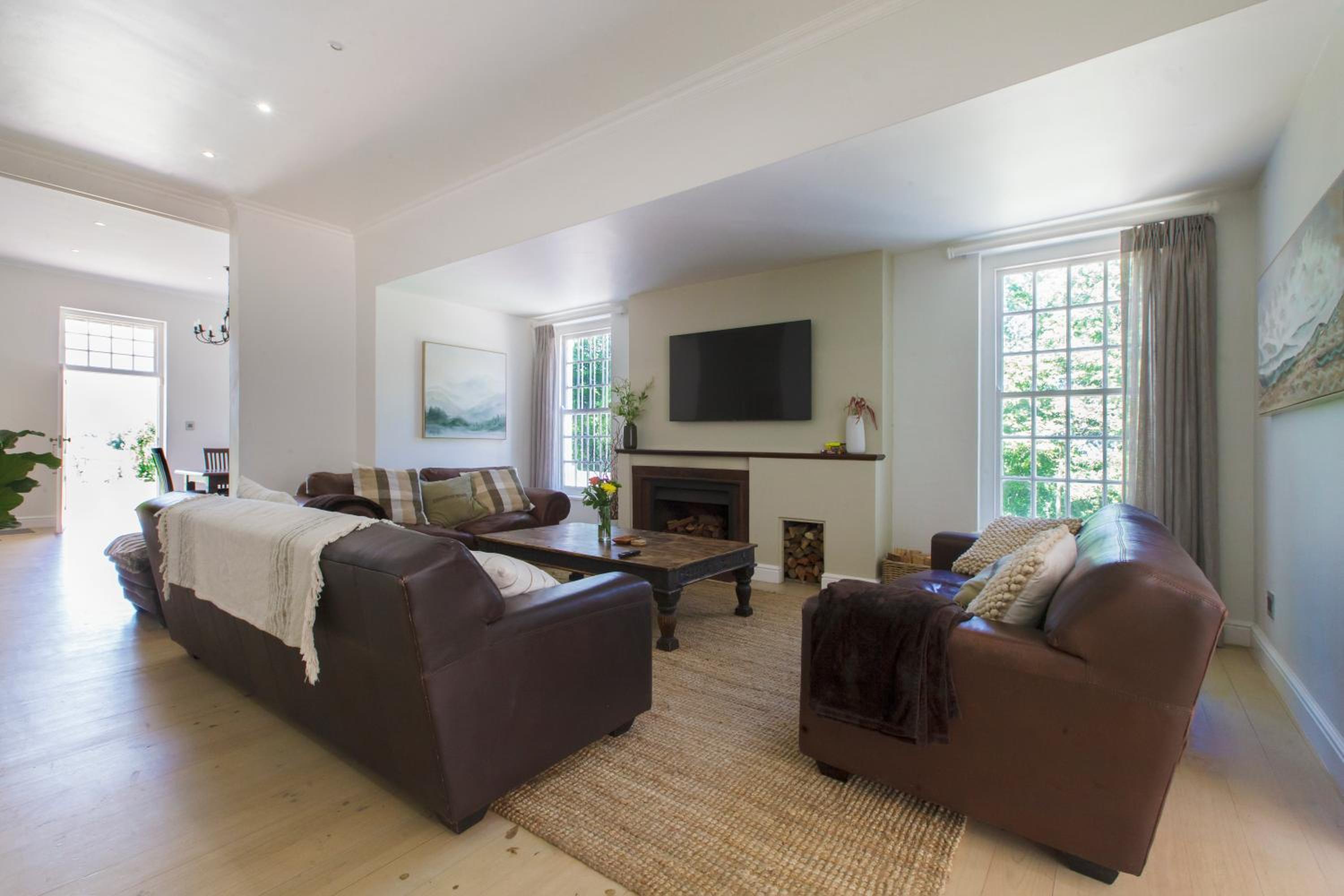 Five-Bedroom House - Photo 14
