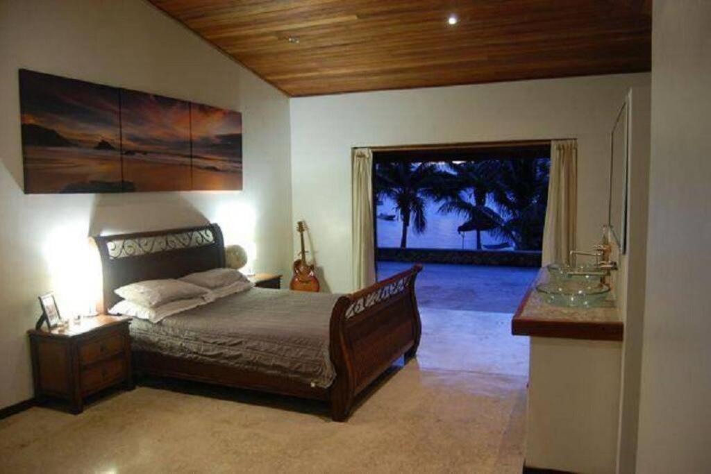 Three-Bedroom House photo 3