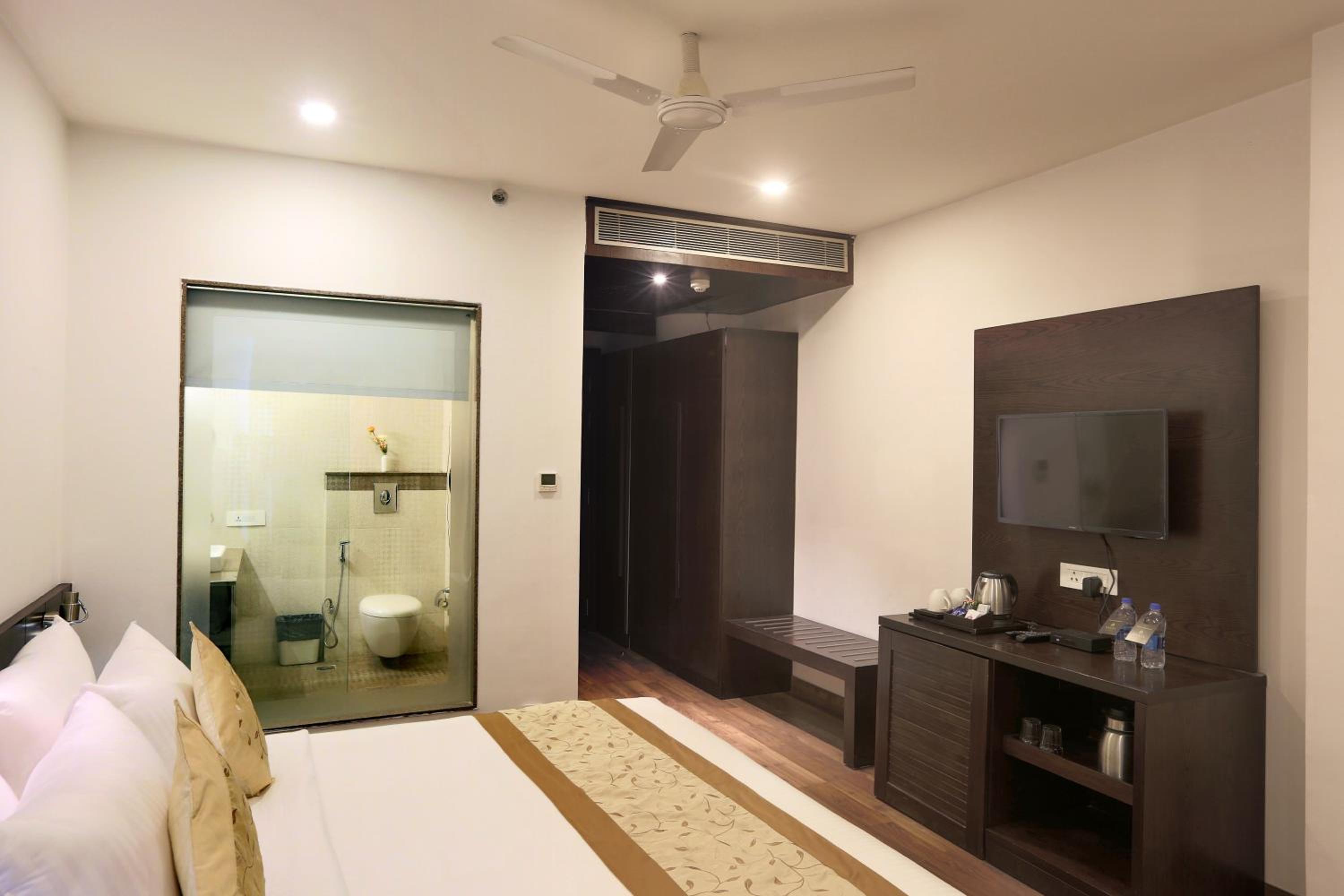 Deluxe Double or Twin Room - Photo 10