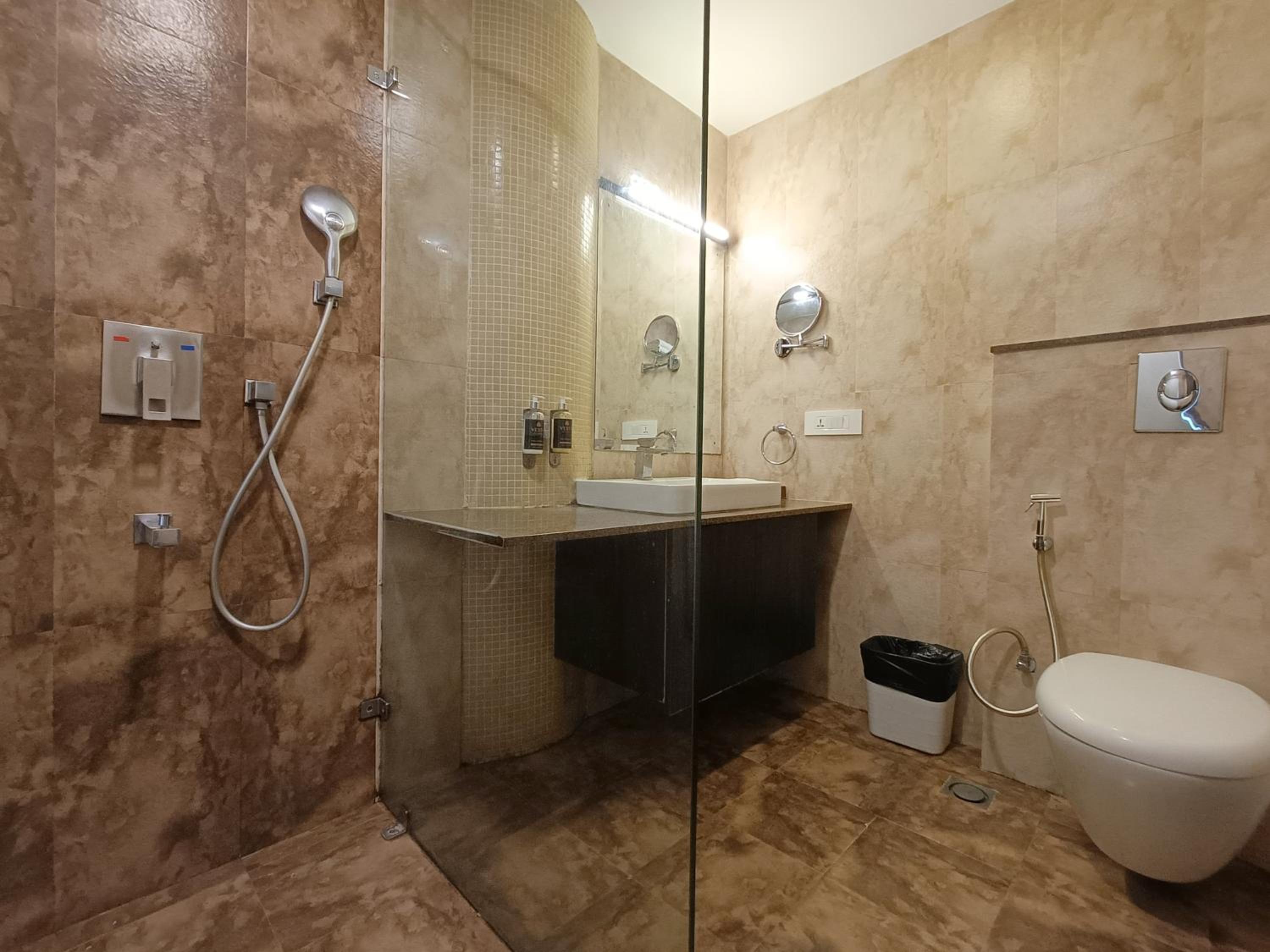 Suite with City View - Photo 10