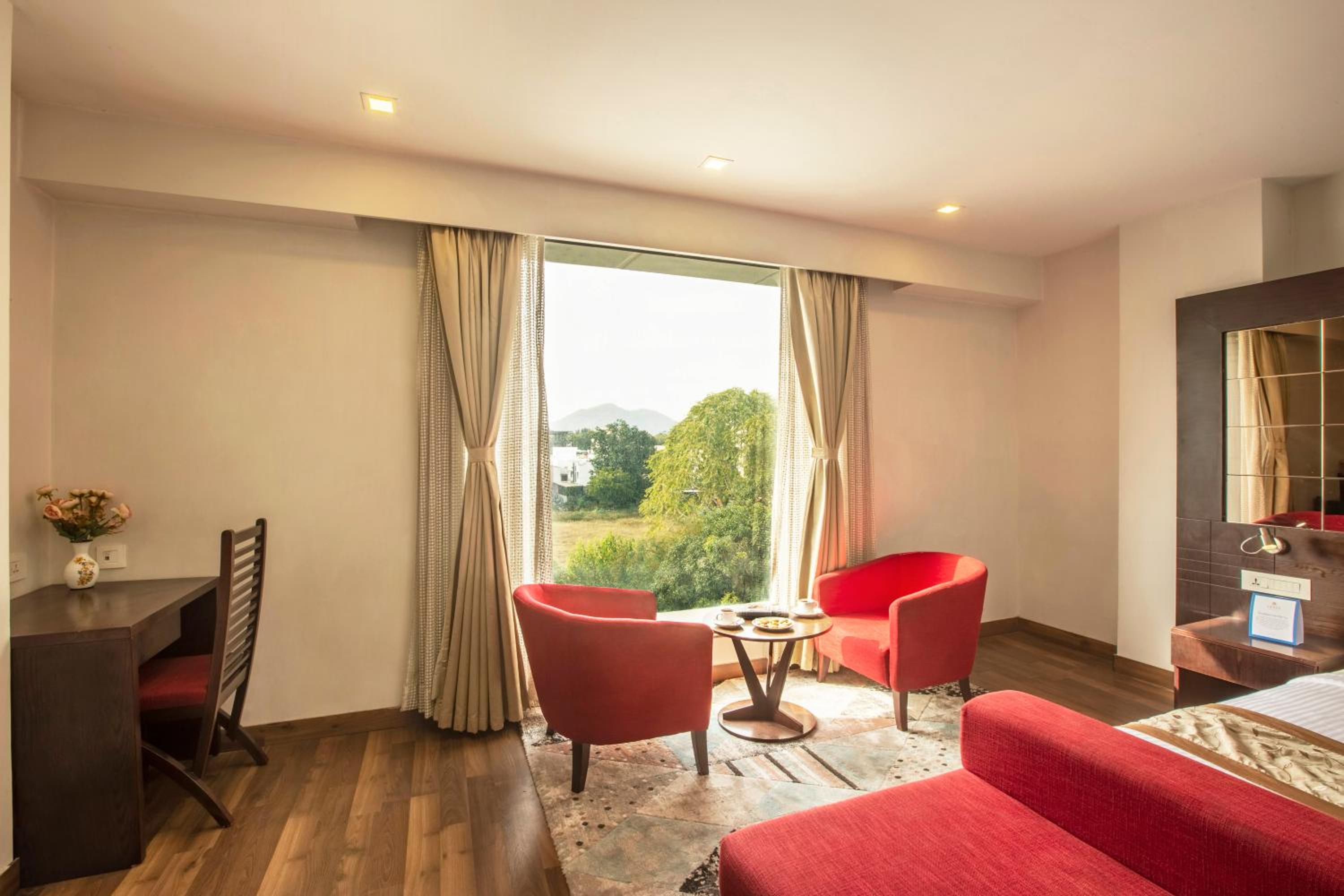 Suite with City View - Photo 9
