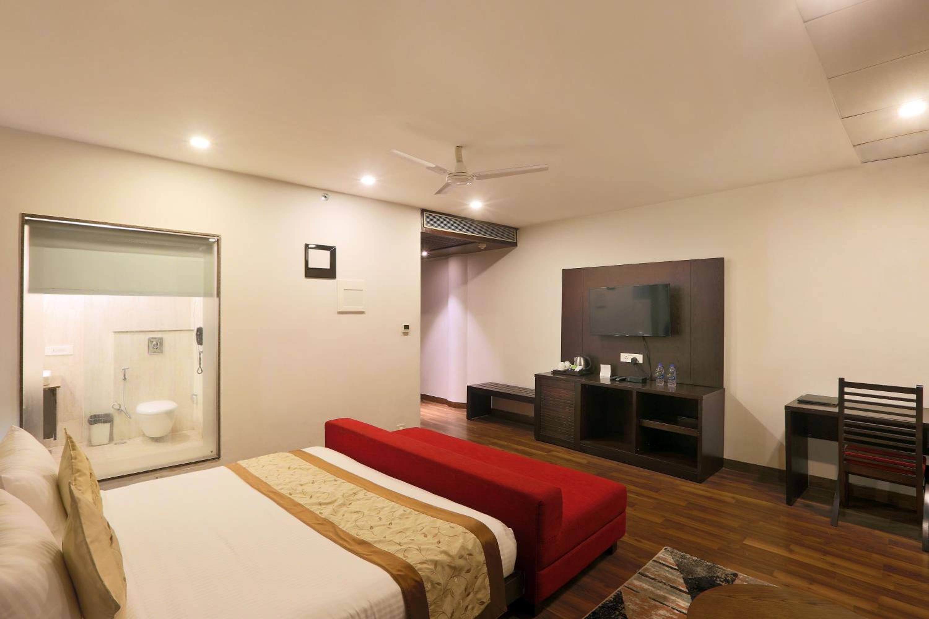 Suite with City View - Photo 7