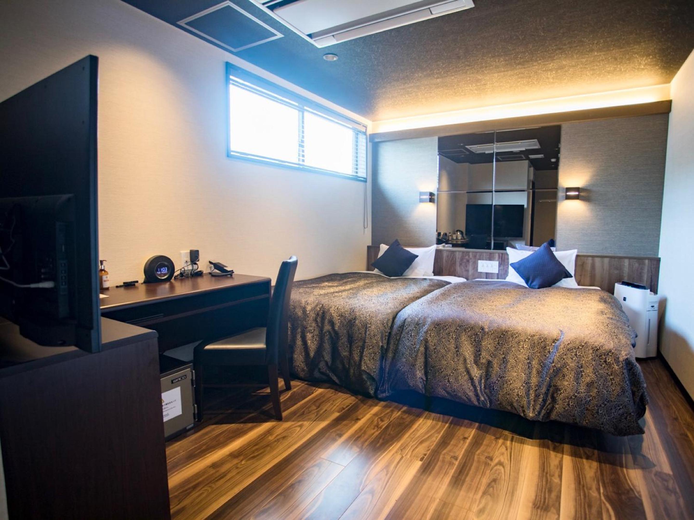 Modern Western-Style Room - Smoking photo 3