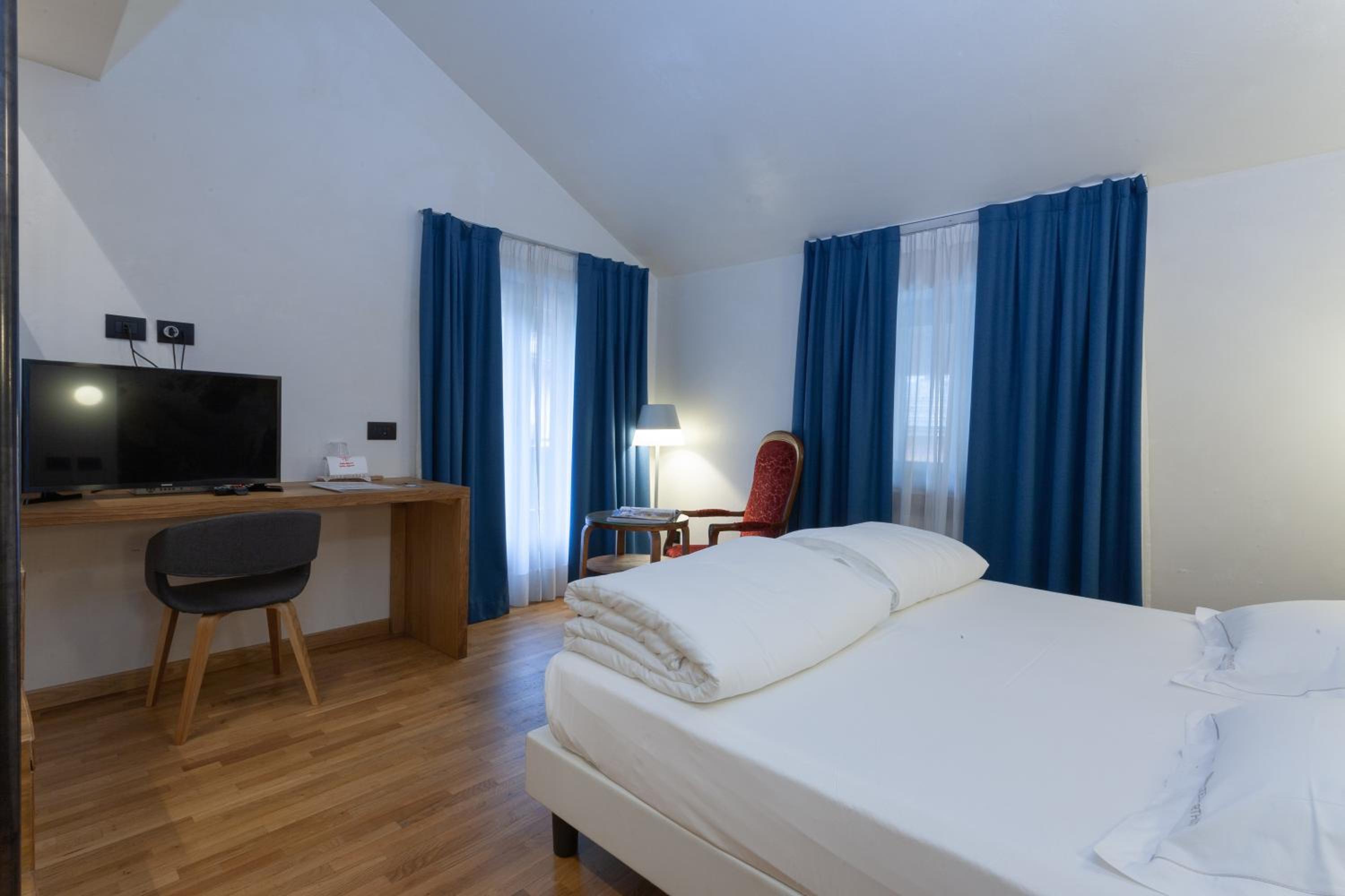 Family Suite with Balcony - Photo 5