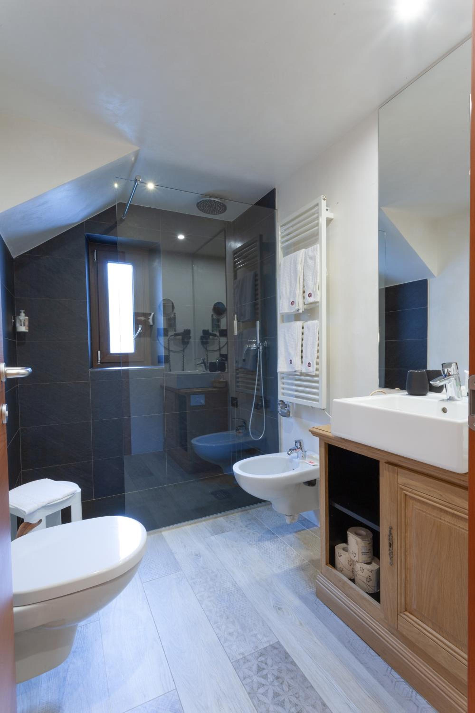 Family Suite with Balcony - Photo 7
