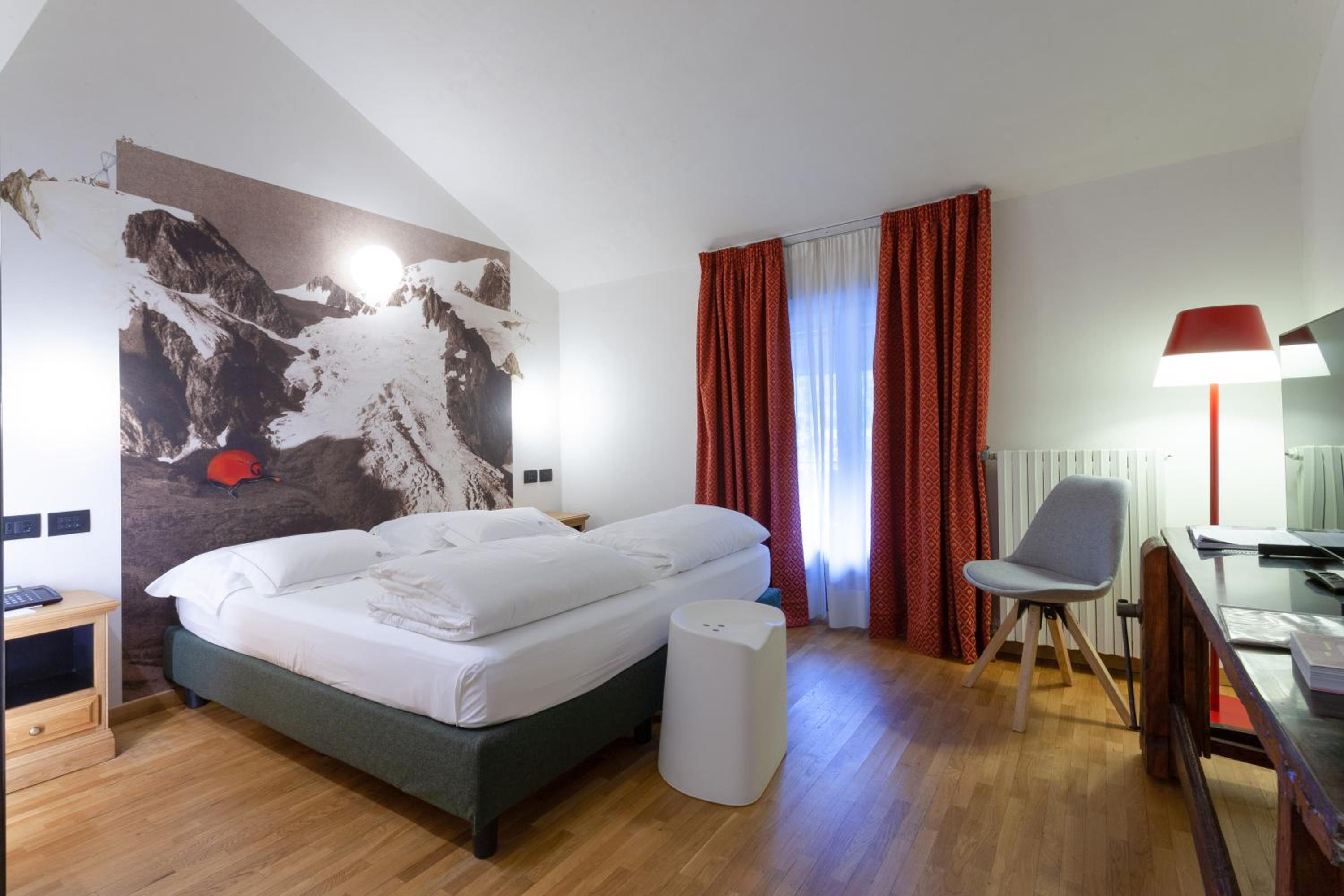 Family Suite with Balcony - Photo 2