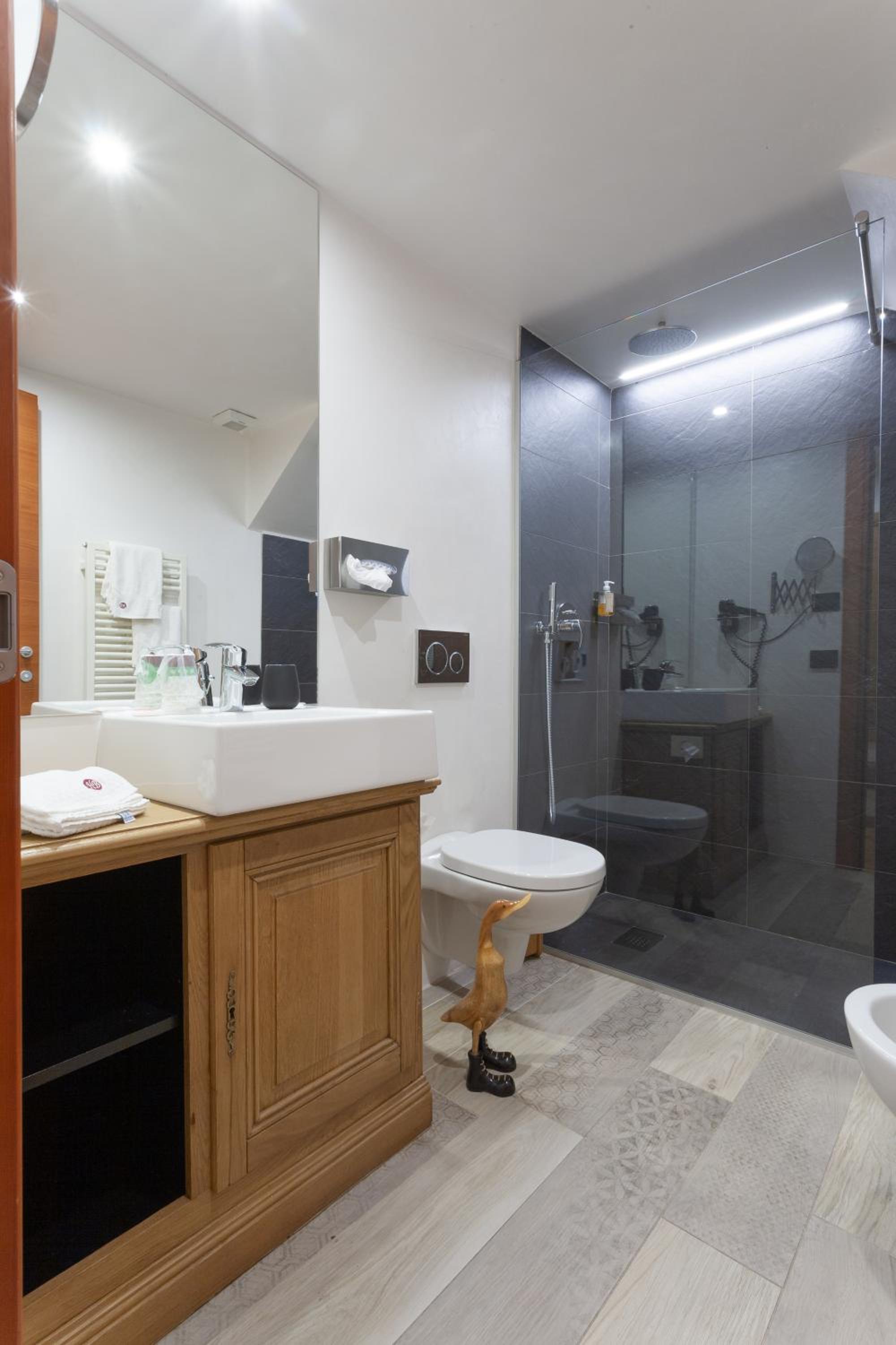 Family Suite with Balcony - Photo 8