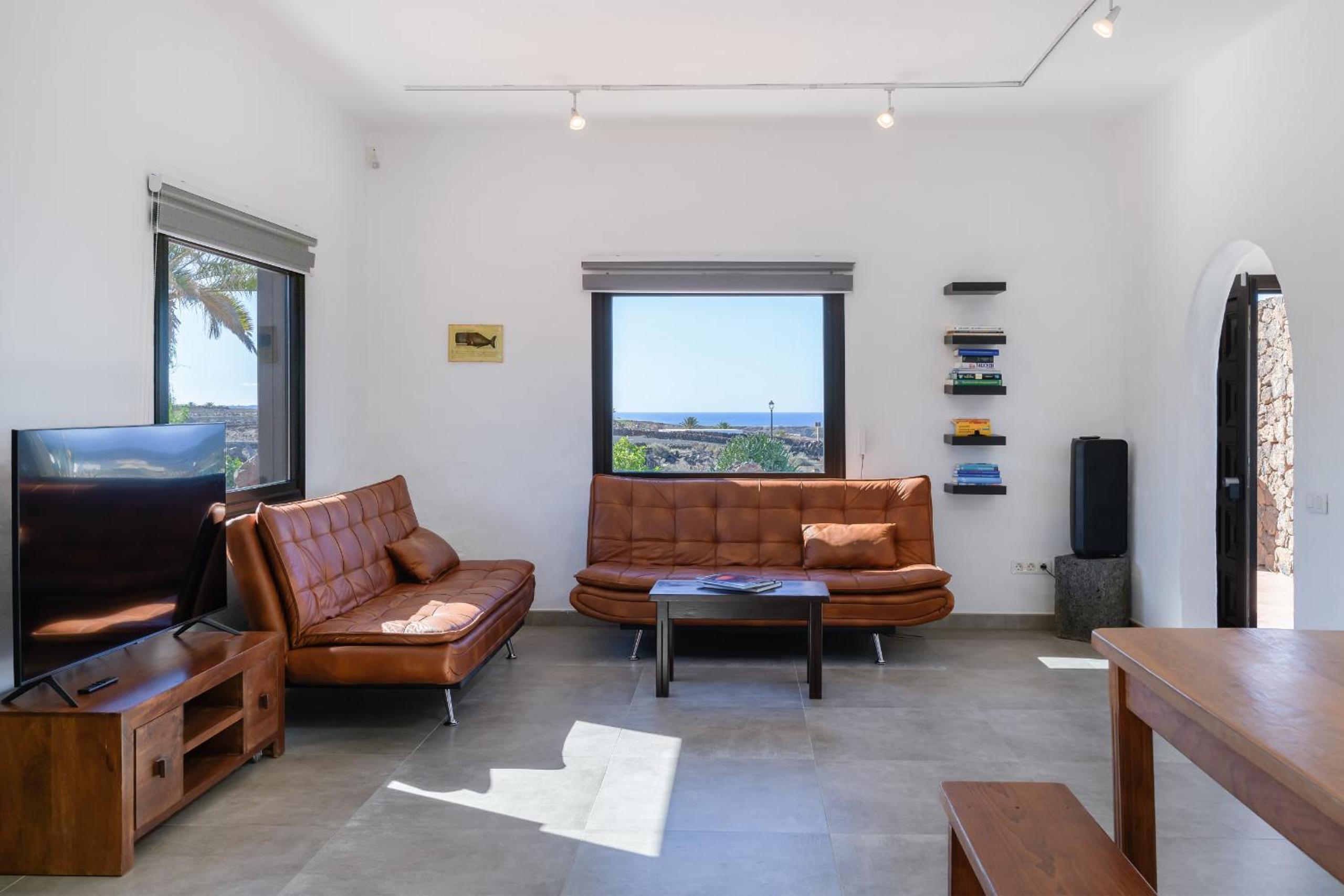 Apartment with Mountain View