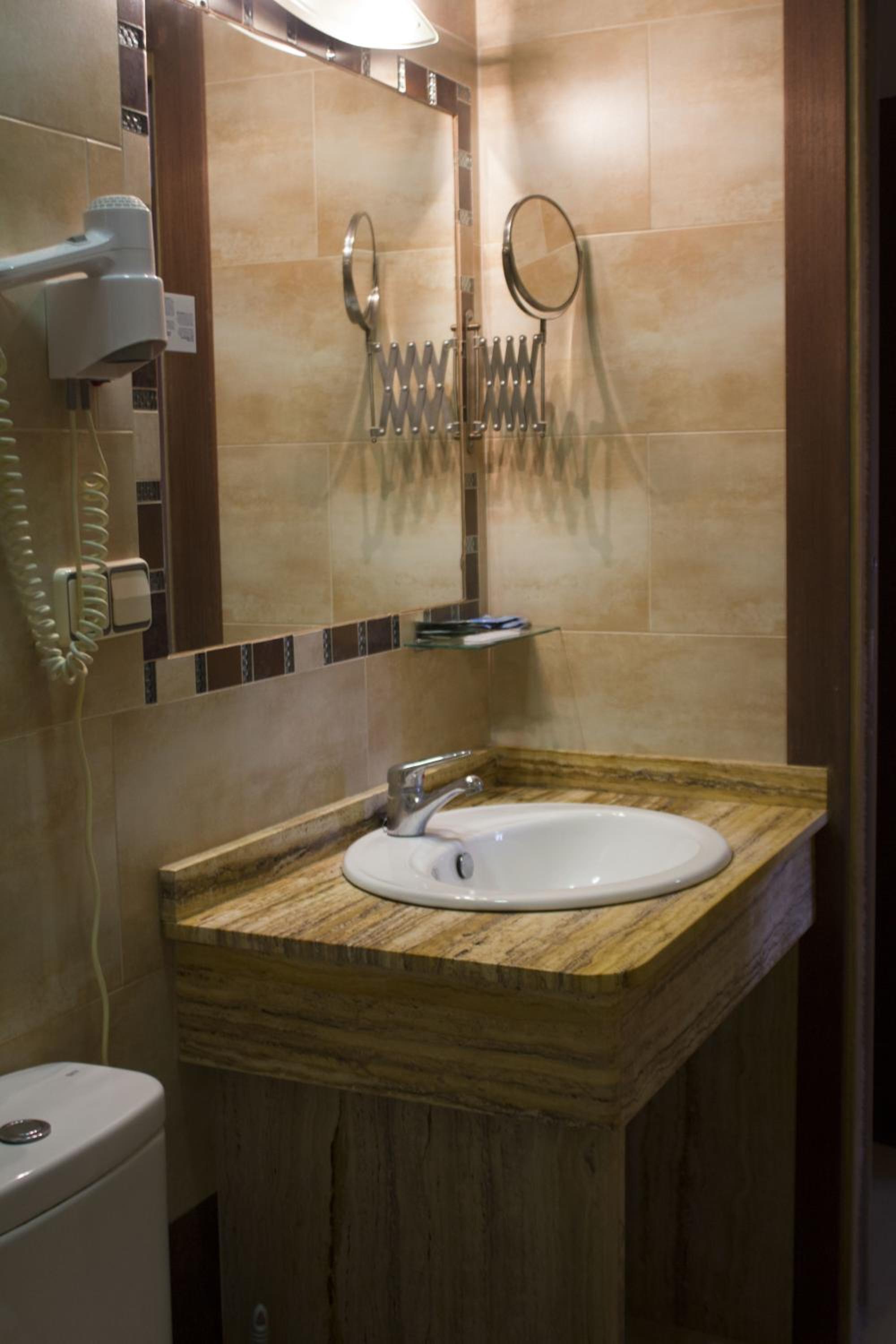 Double or Twin Room - Photo 10
