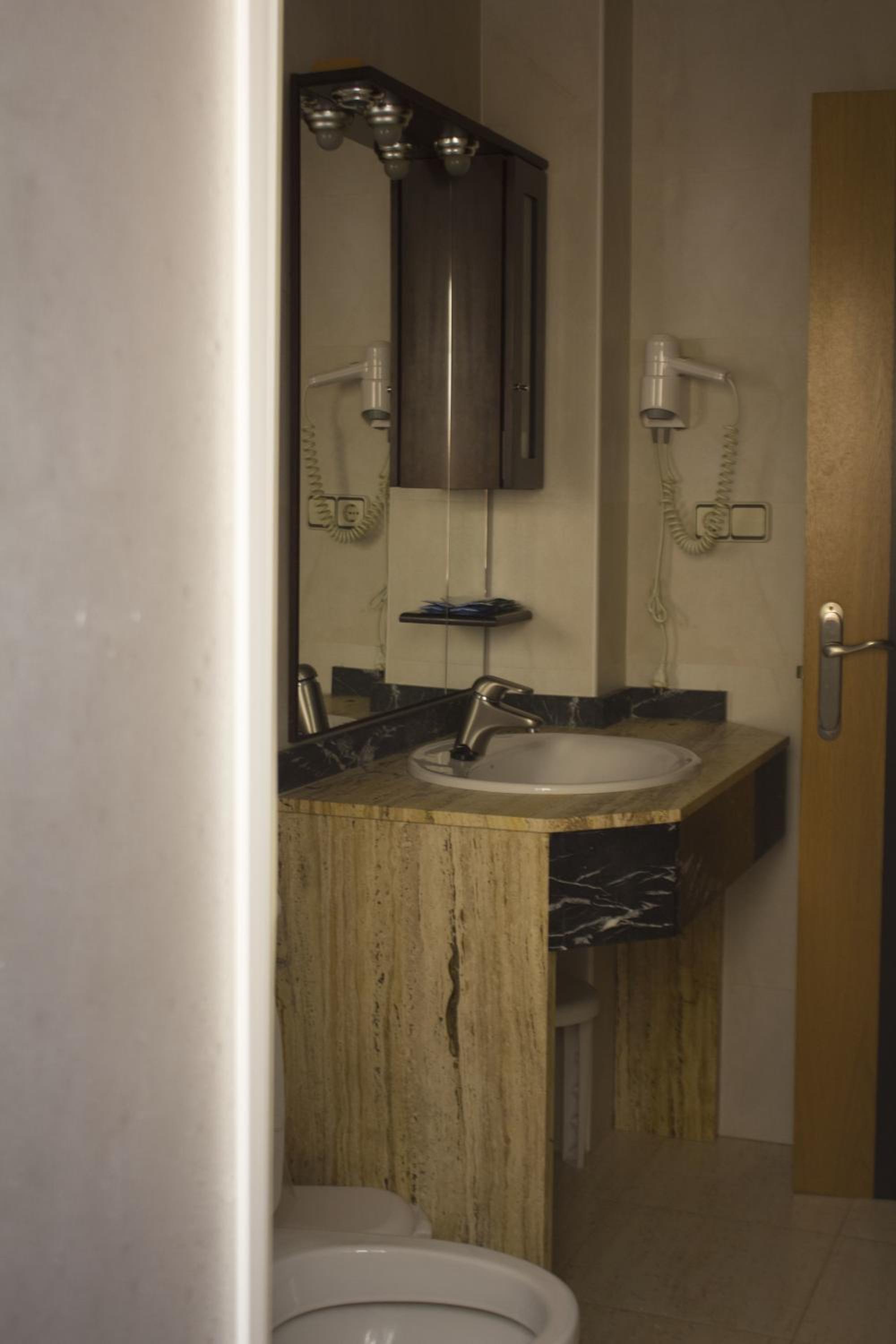 Double or Twin Room - Photo 6