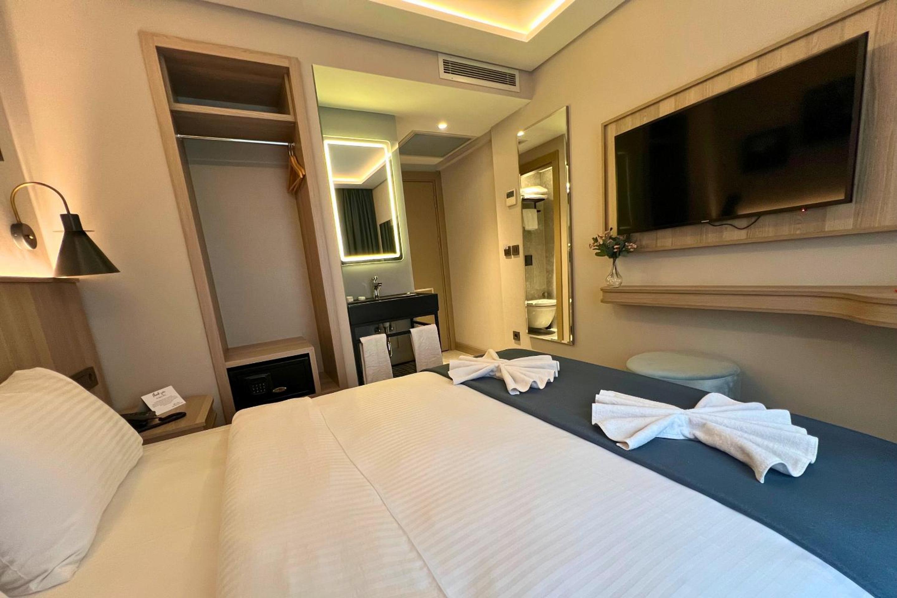 Standard King Room photo 1