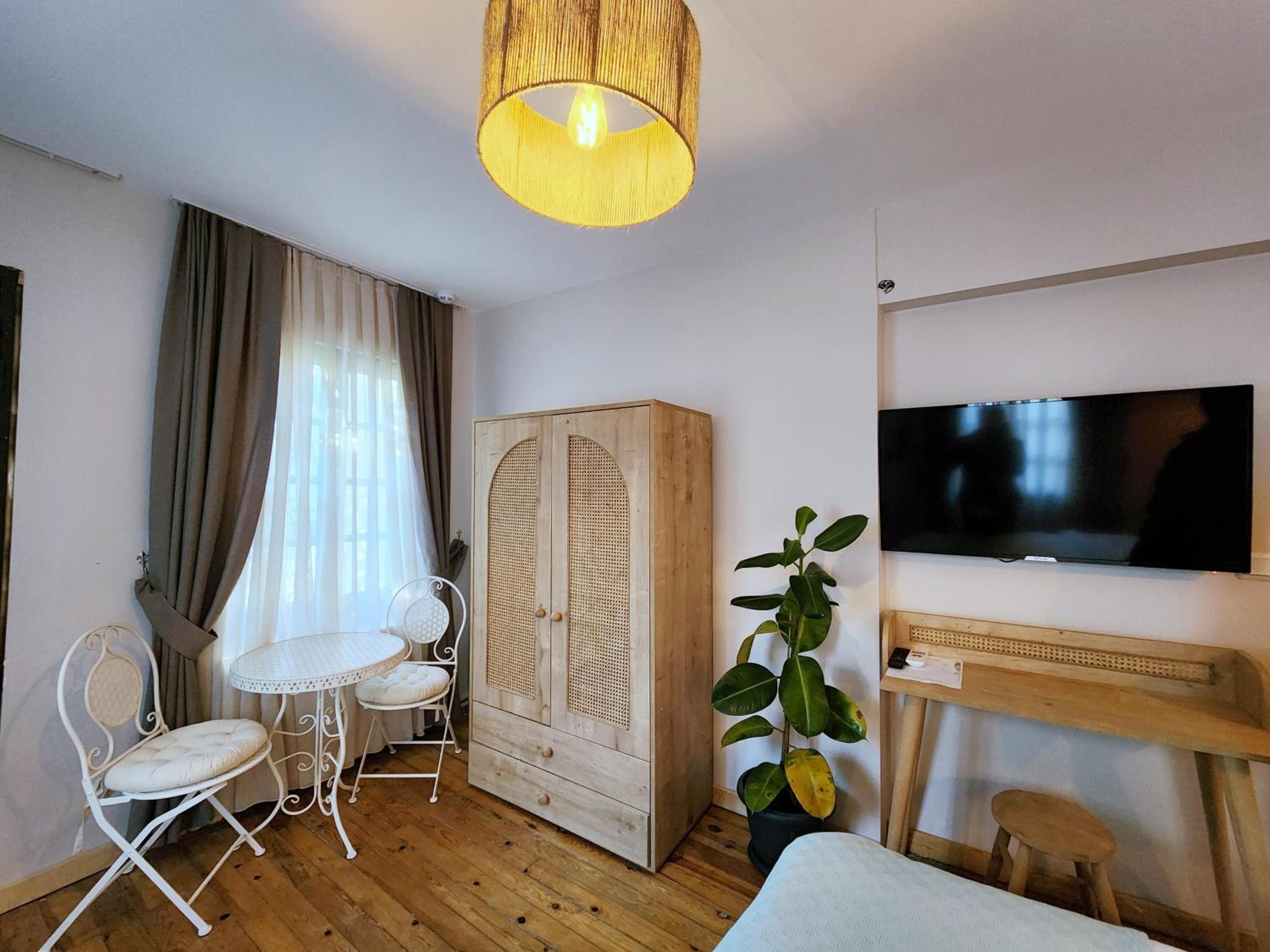 Deluxe Room - Photo 8