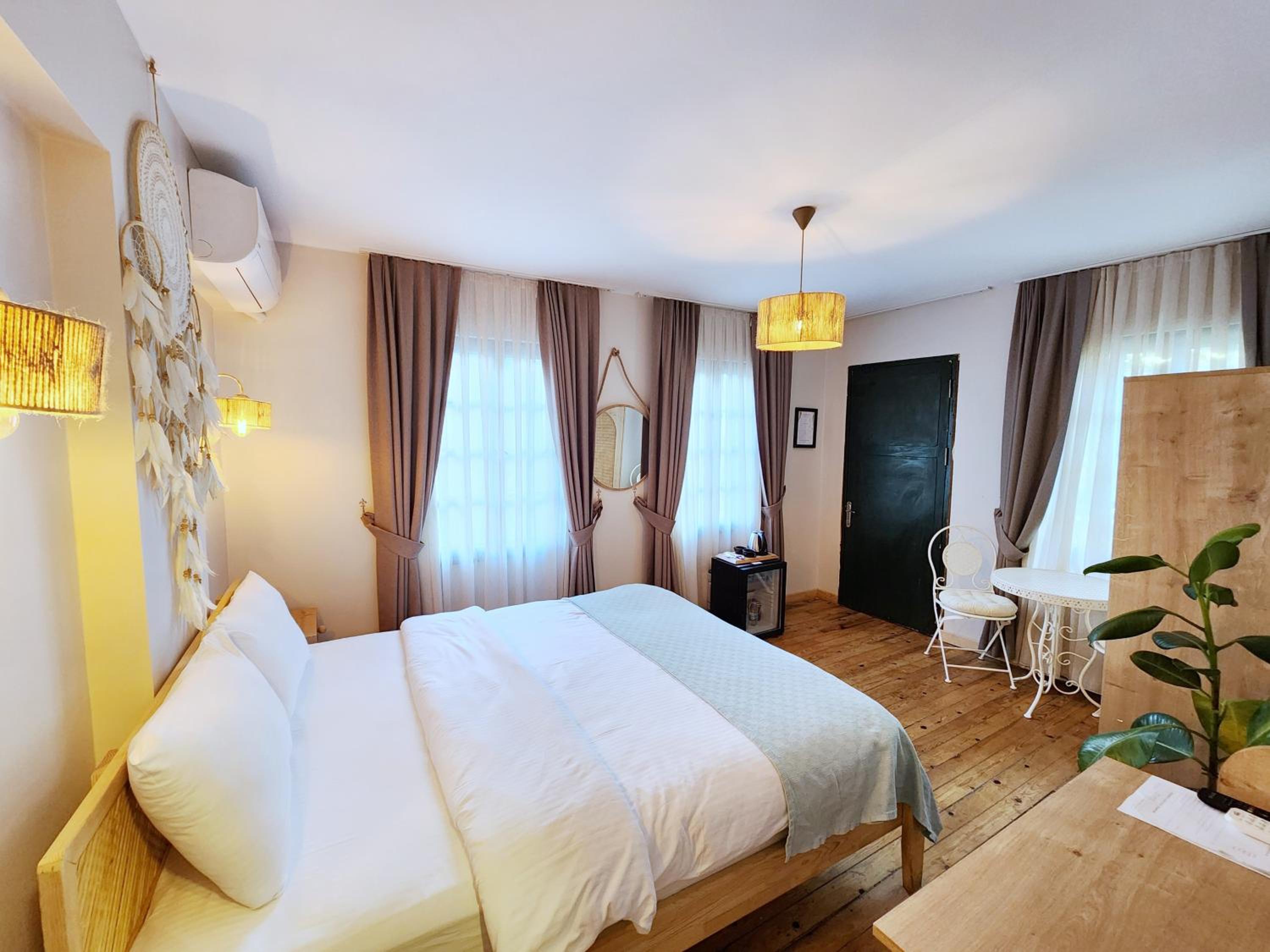 Deluxe Room - Photo 12