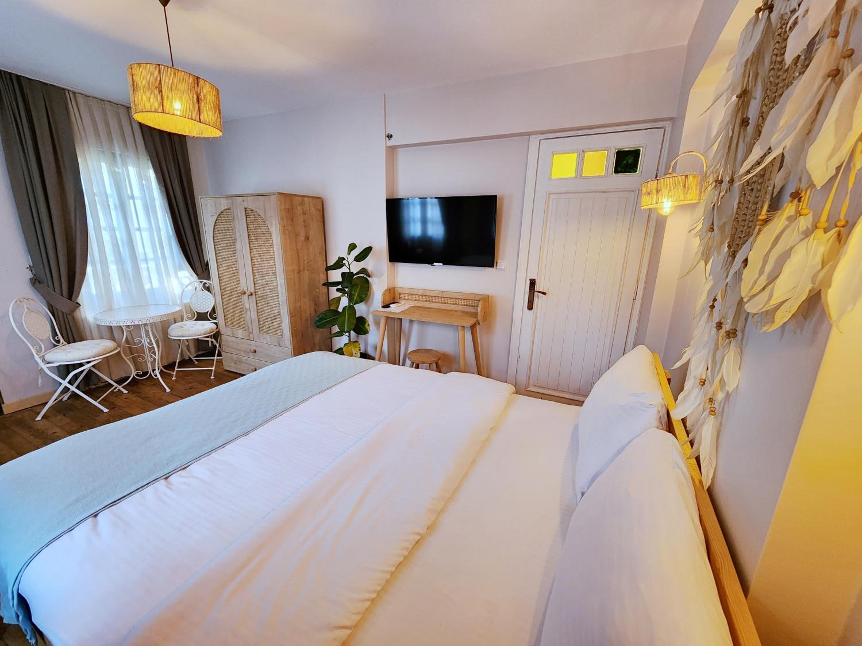 Deluxe Room - Photo 9