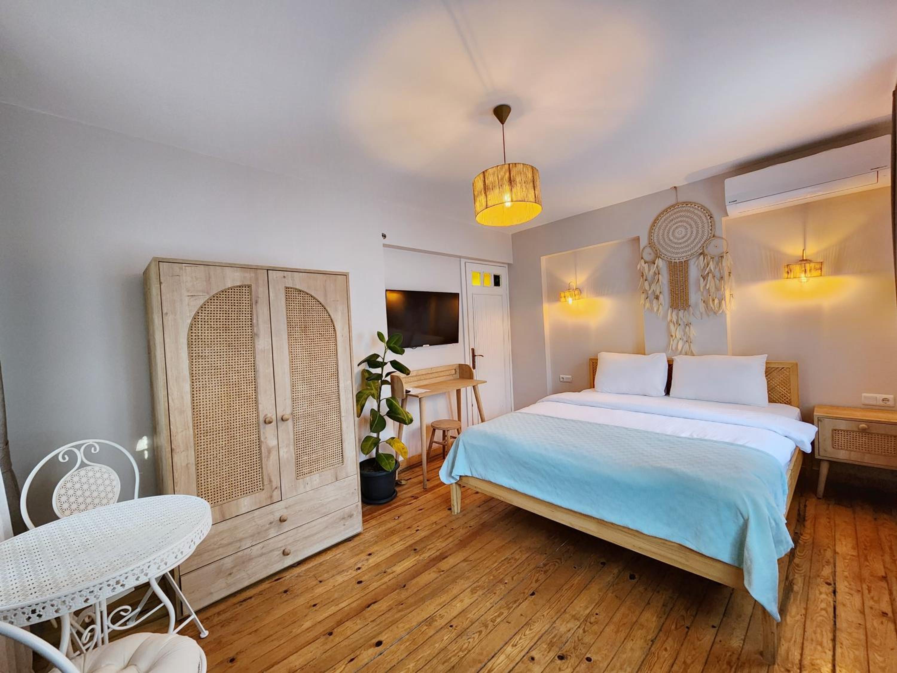 Deluxe Room - Photo 7
