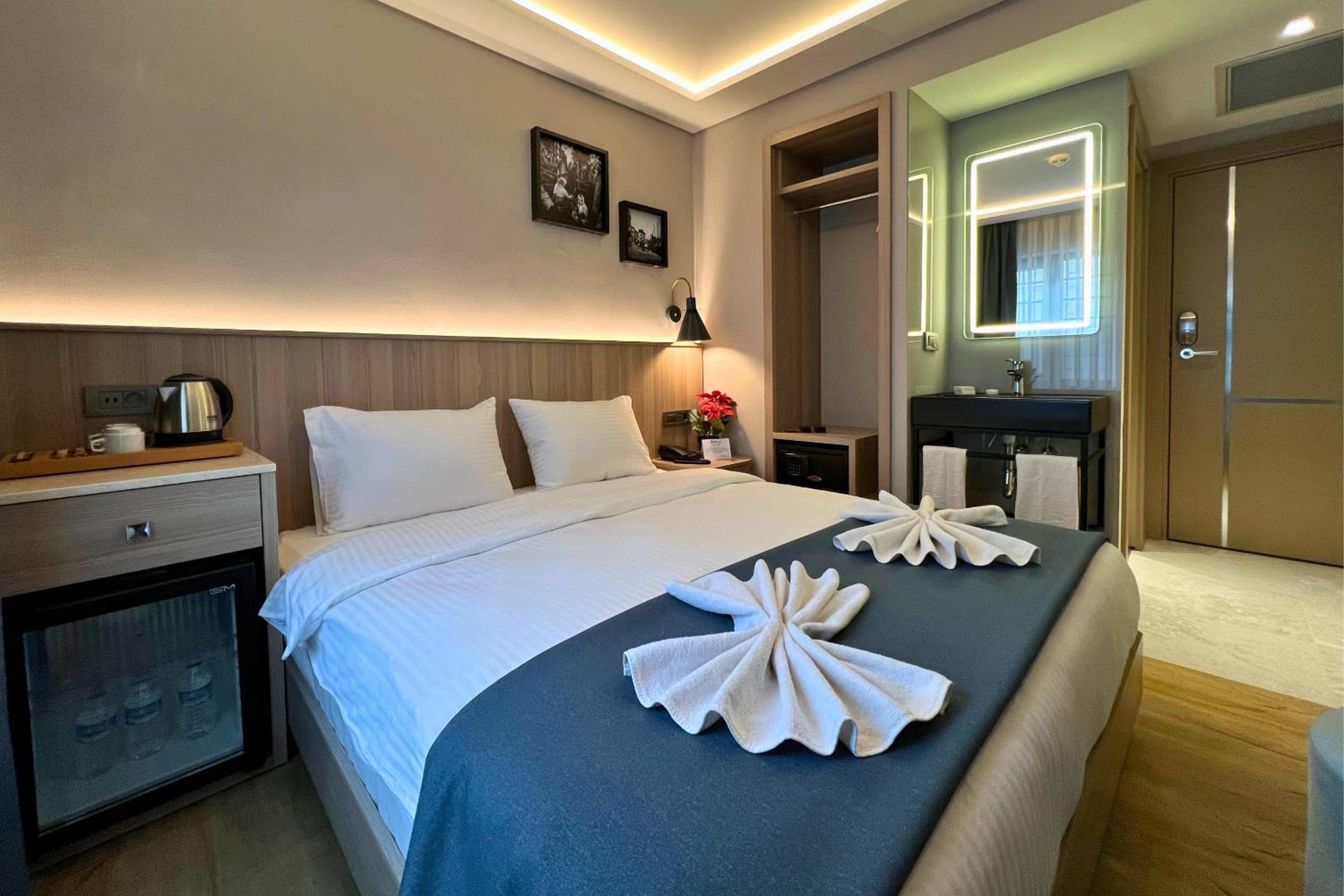 Standard King Room photo 3