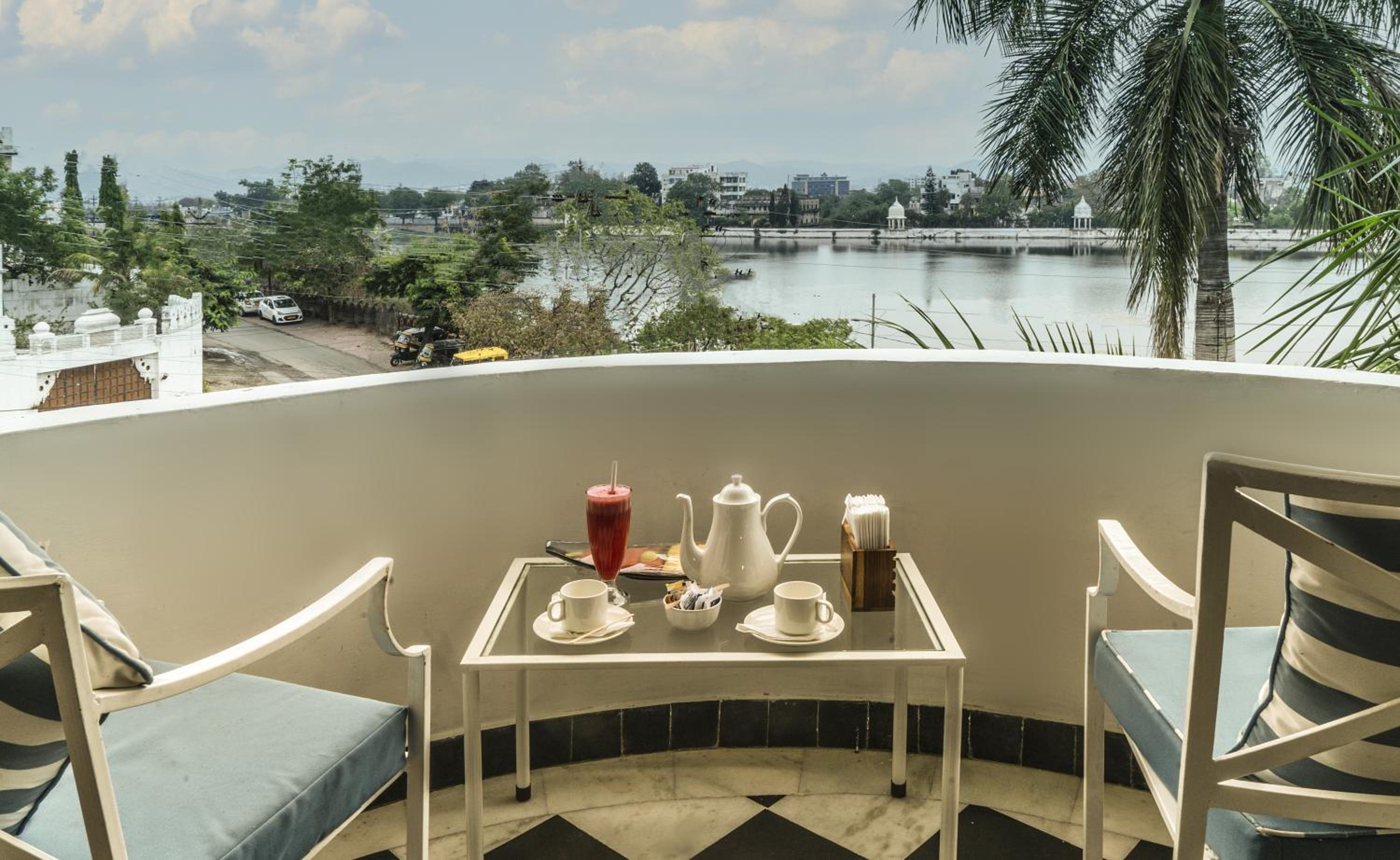 Majestic Lake view Suite with balcony - Photo 2