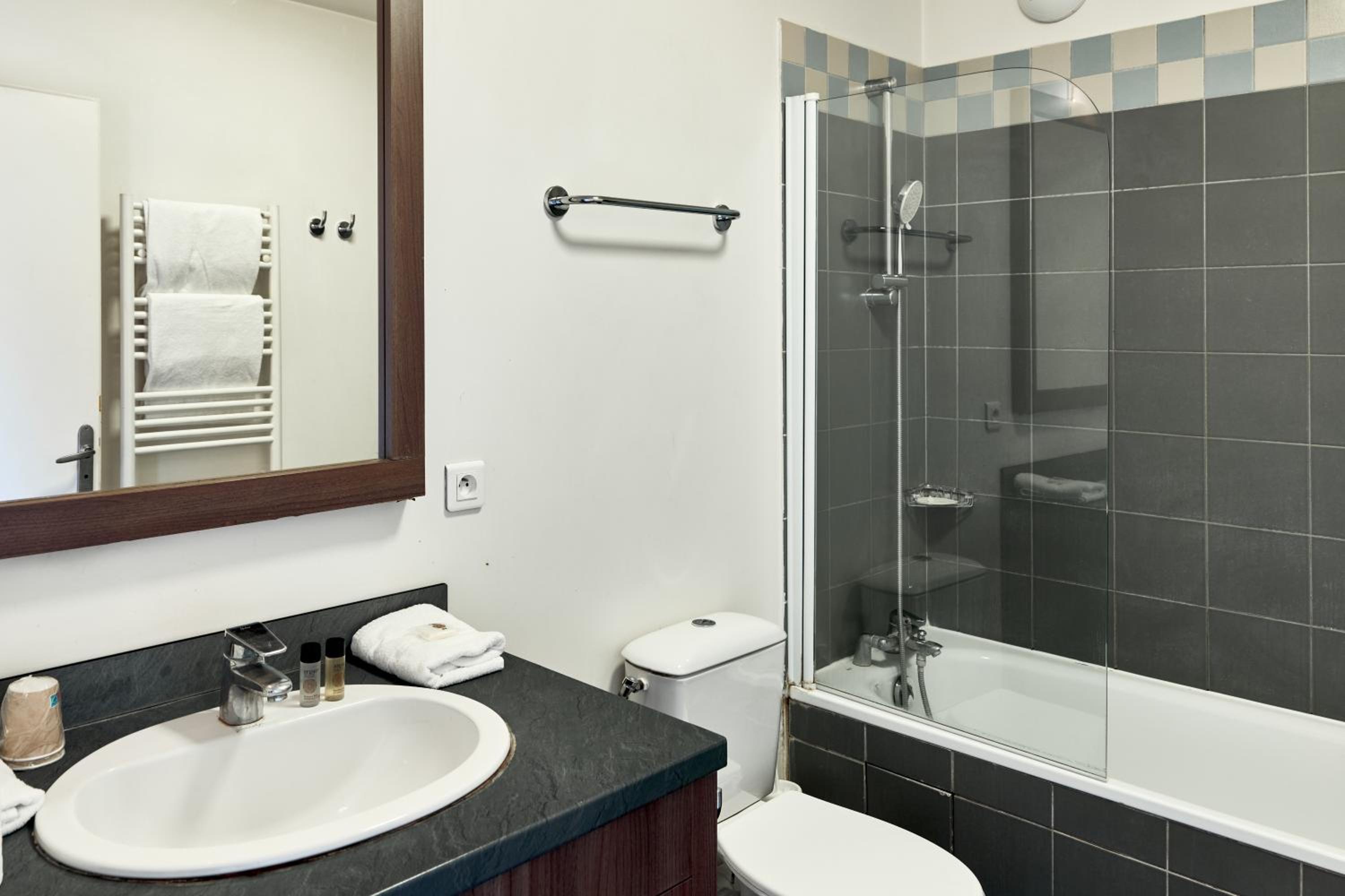 One-Bedroom Apartment - Photo 2