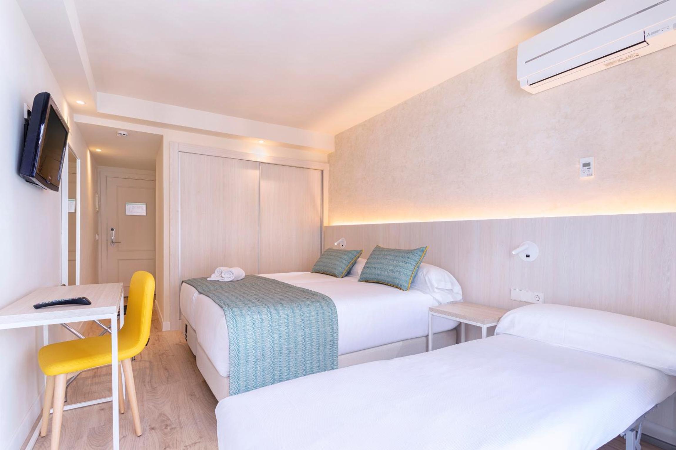 Habitación Doble con Vista a la Piscina (3 Adultos)