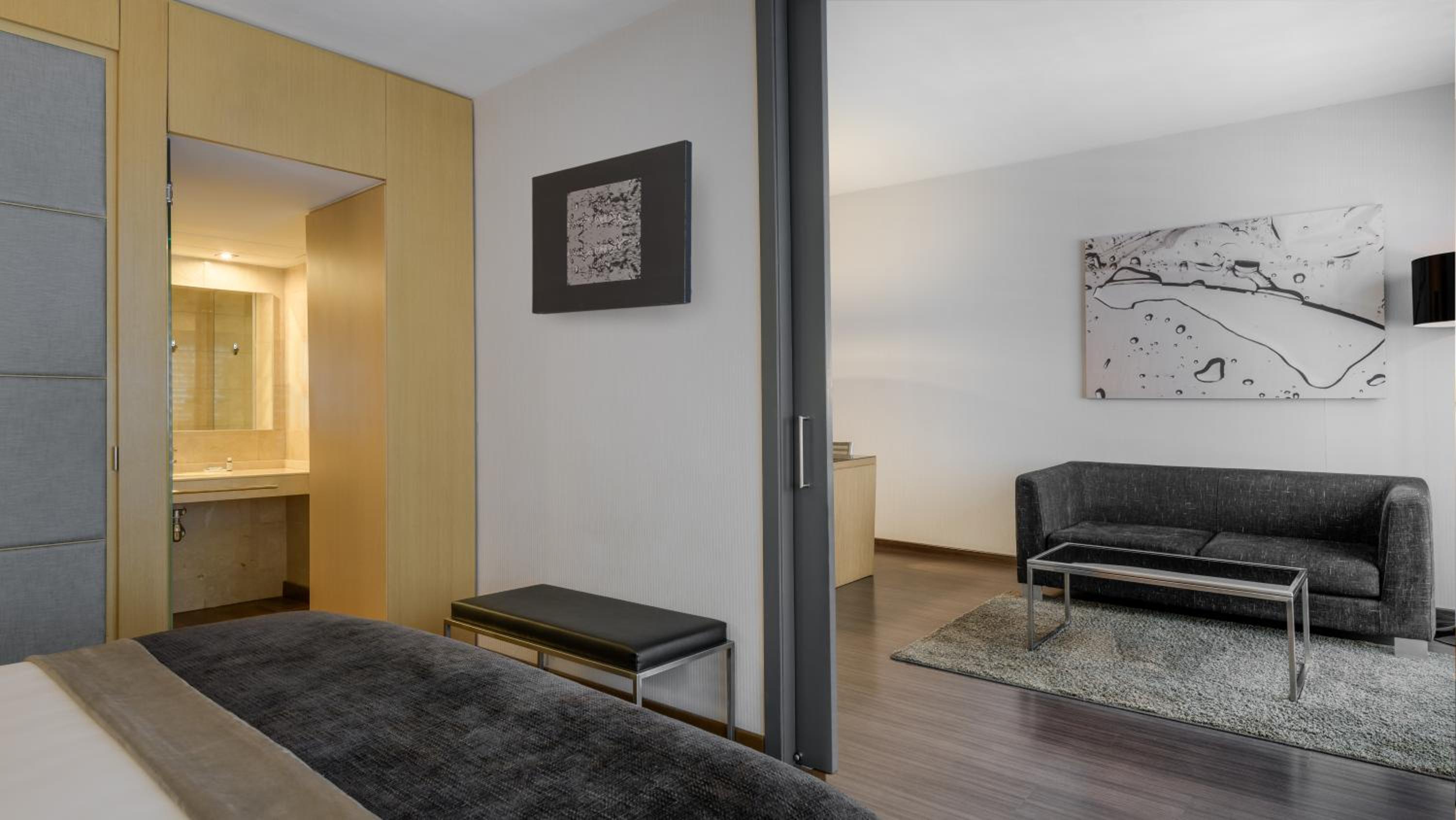 Standard King Room with Street View