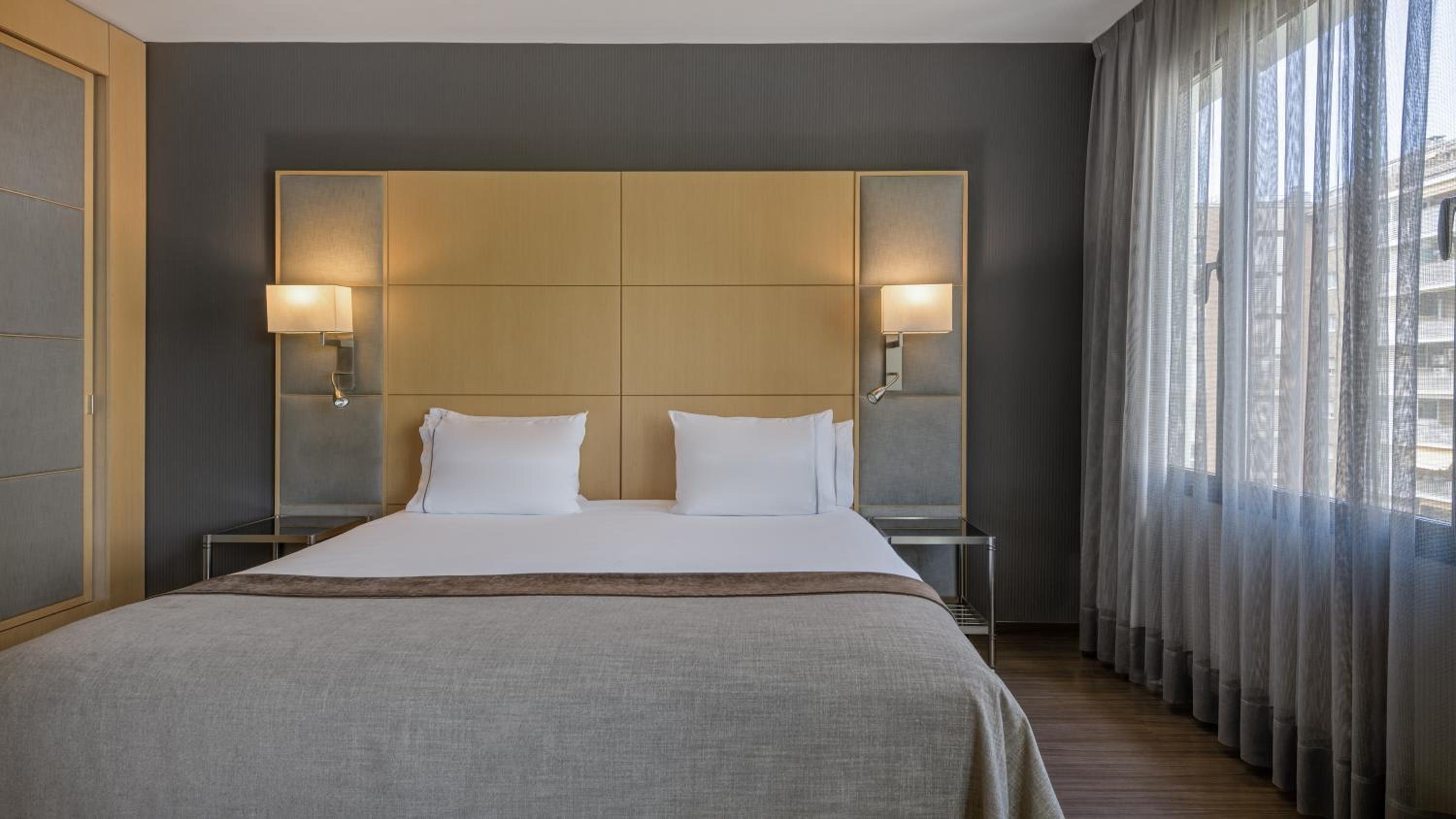 Standard King Room with Street View