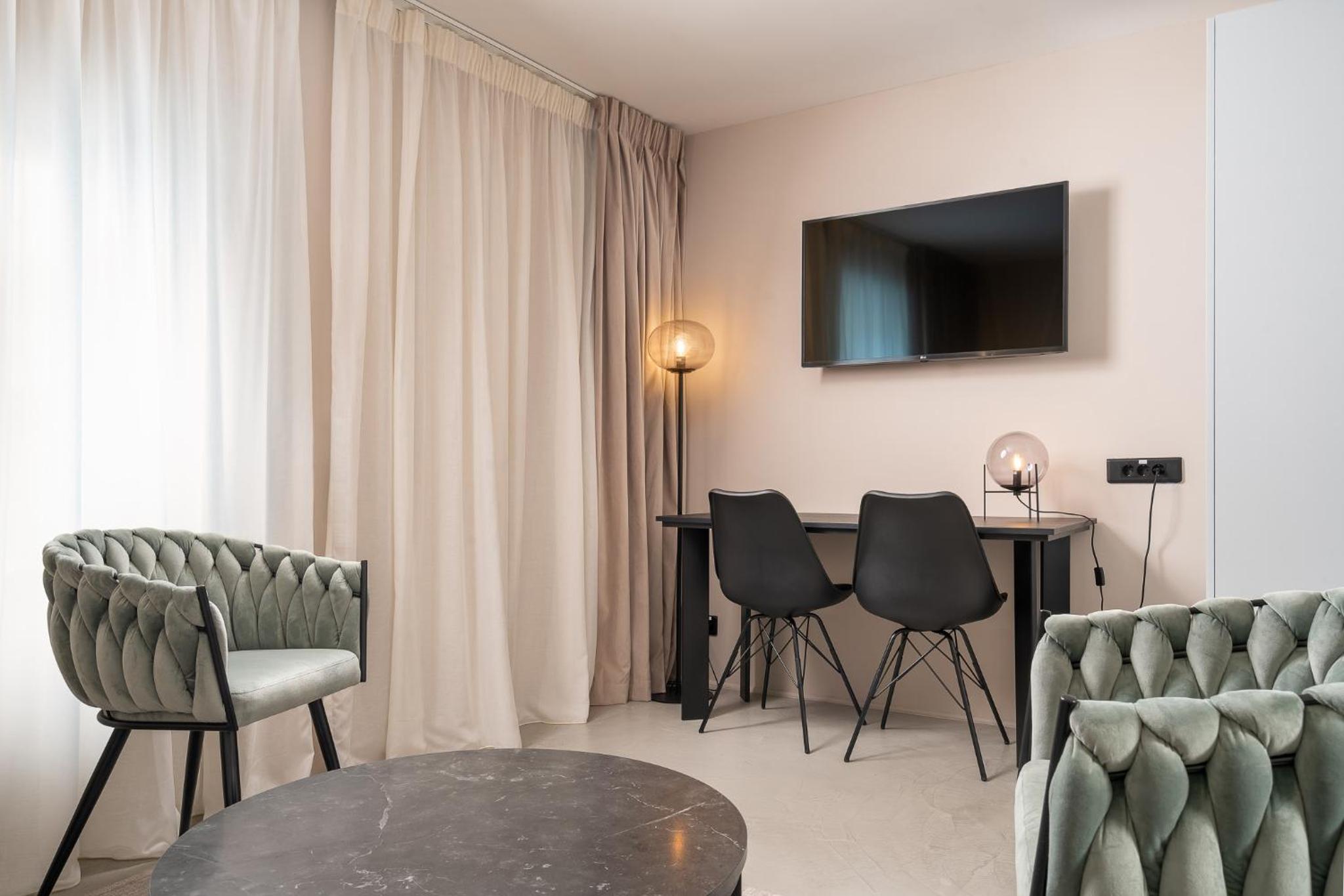 One-Bedroom Apartment - Photo 2